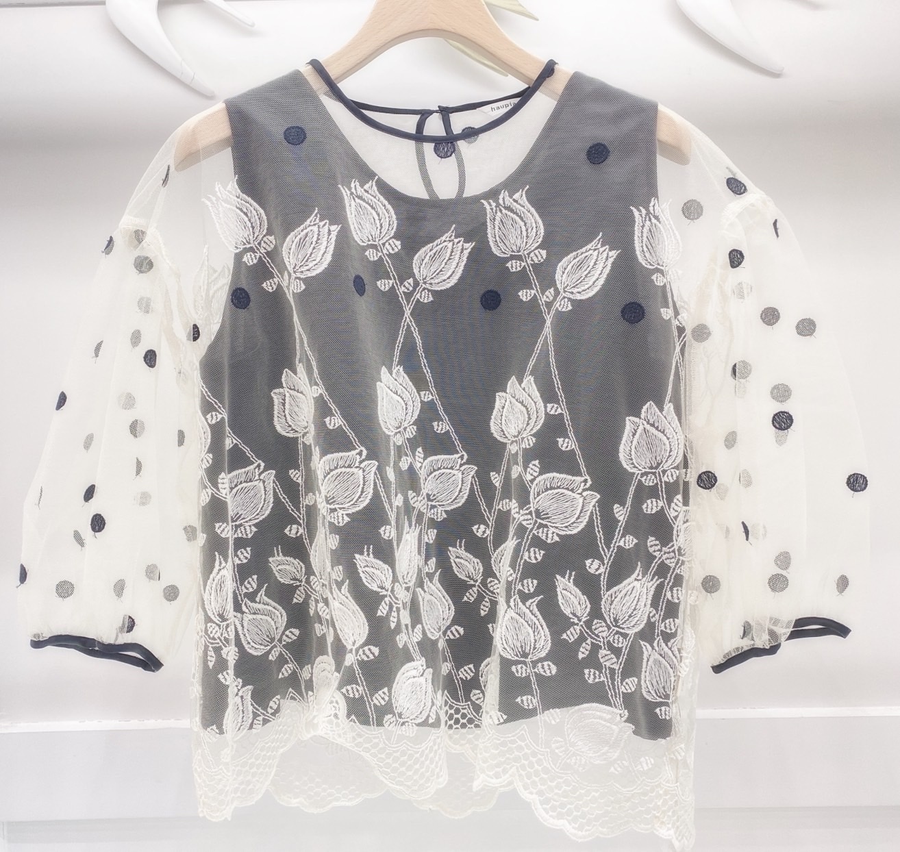 點點刺繡紗上衣