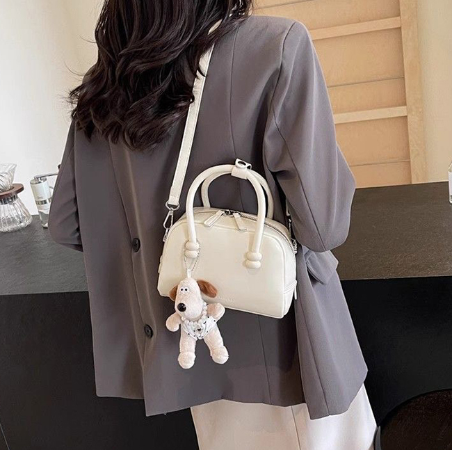 時尚手提 斜揹小保齡球包-附娃娃吊飾