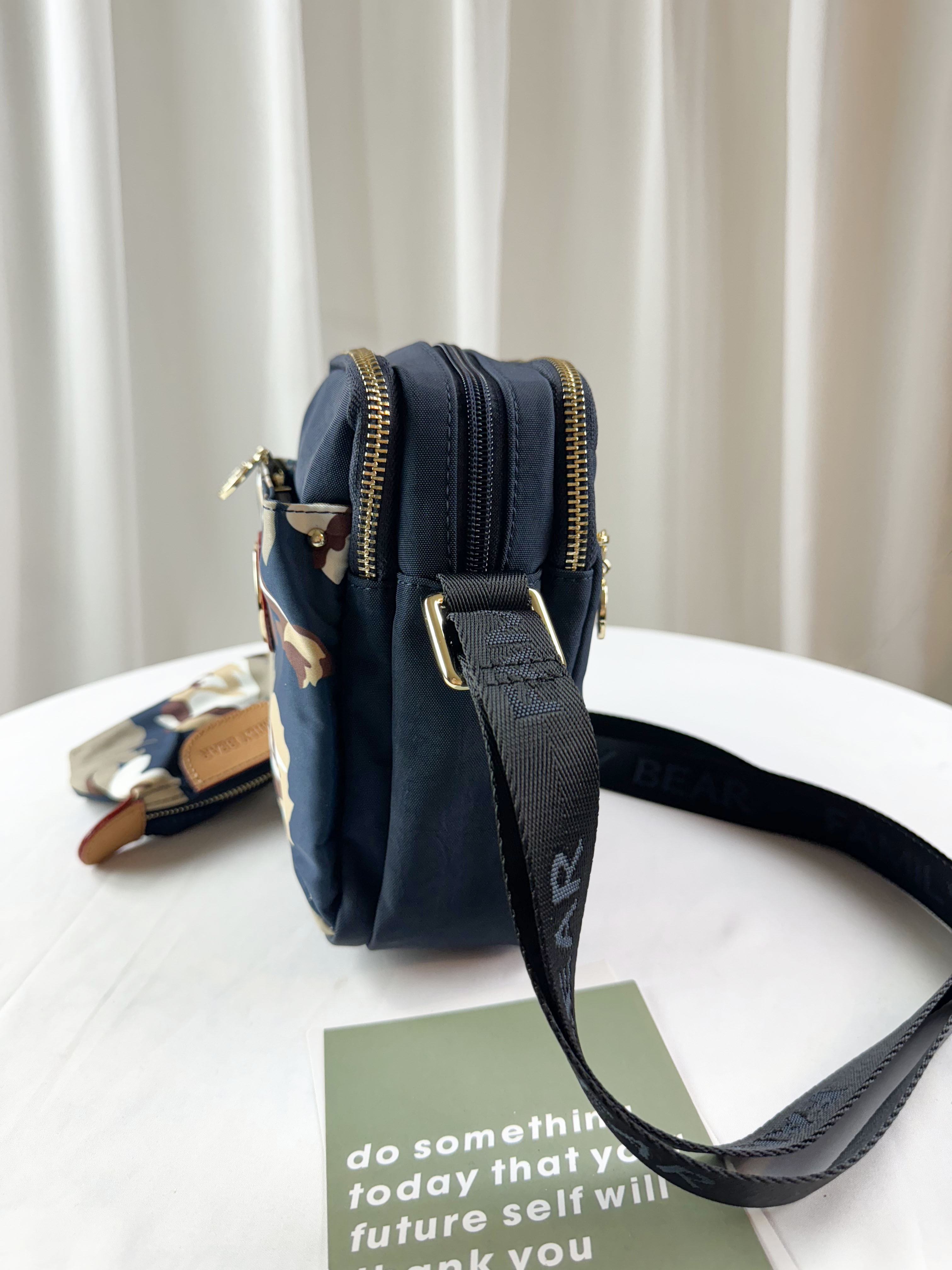 FamilyBear 蝴蝶花拼接藍防潑水側背包 / 手機袋 附零錢包 #2499