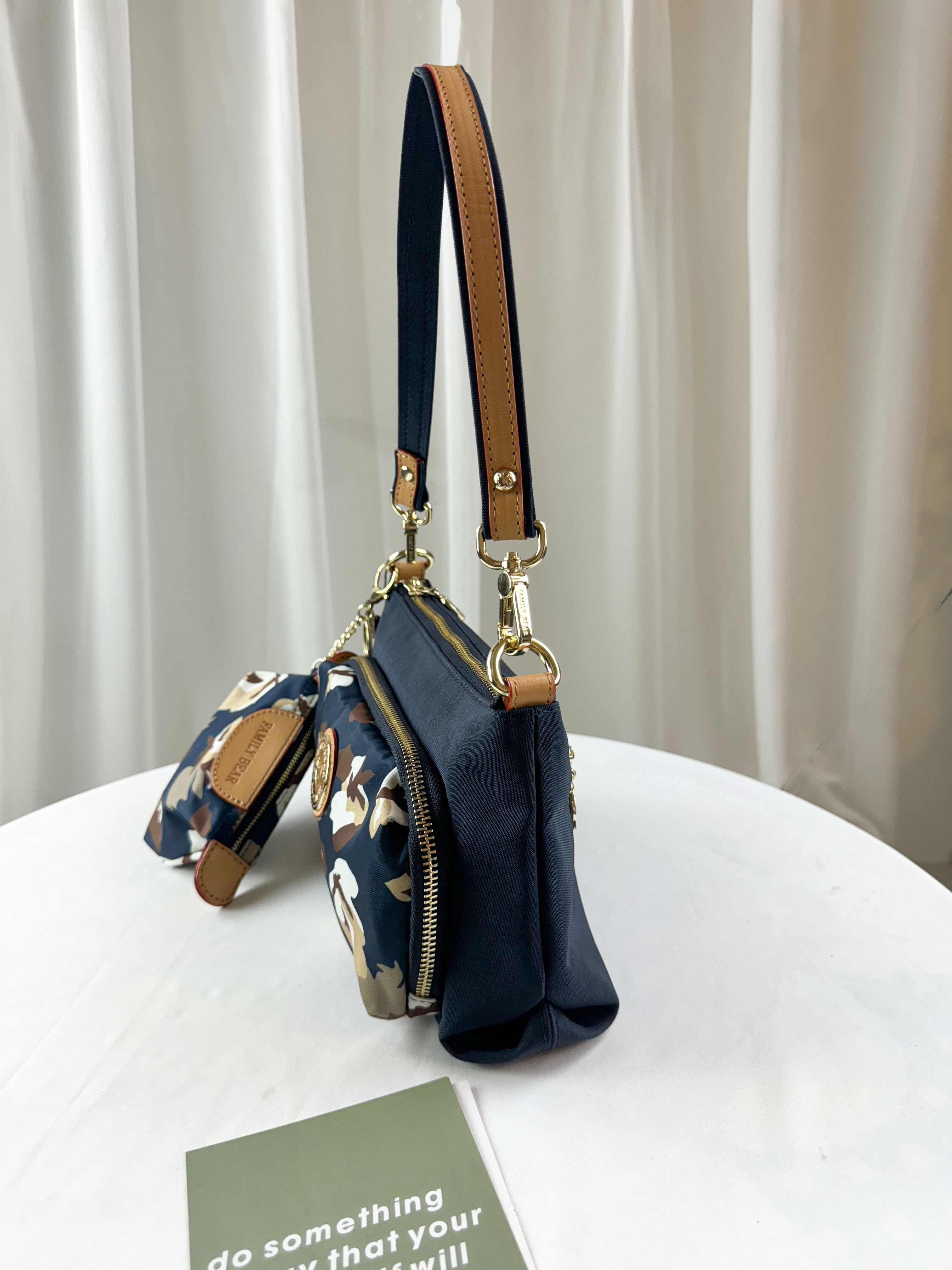 FamilyBear 蝴蝶花拼接藍防潑水肩背包 / 側背包 附零錢包 #2813