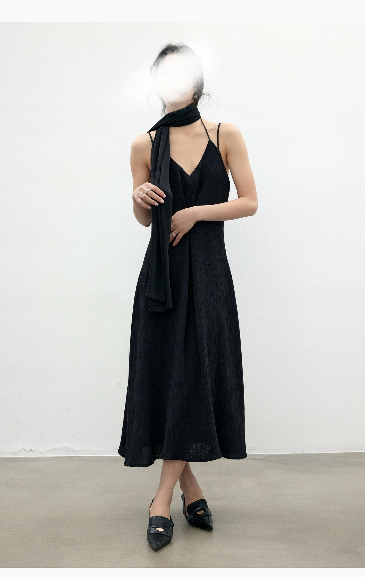 早秋款_細褶紋路細肩帶洋裝+披肩(2件組)(黑/奶白)