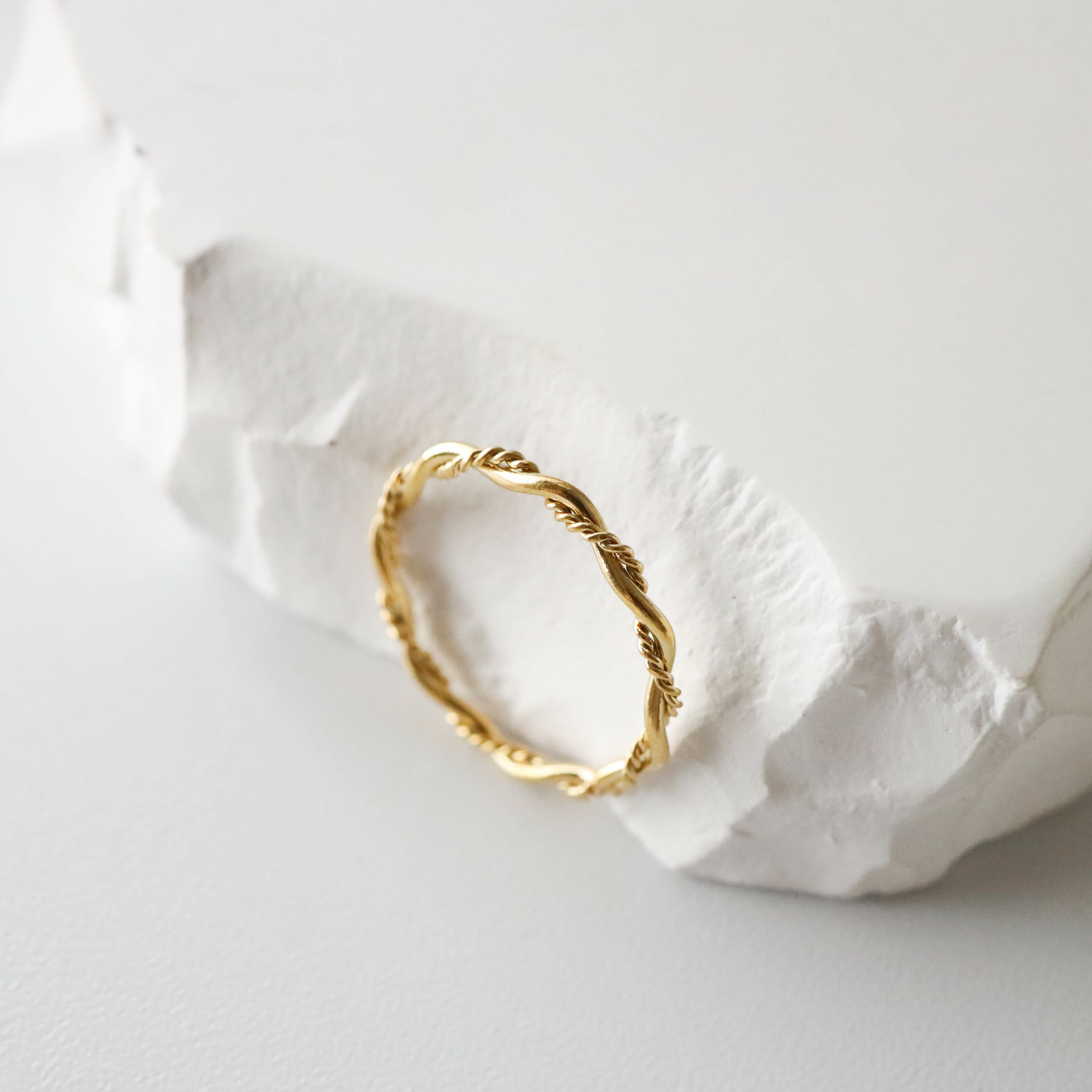 不怕水金色麻花纏繞鋼戒