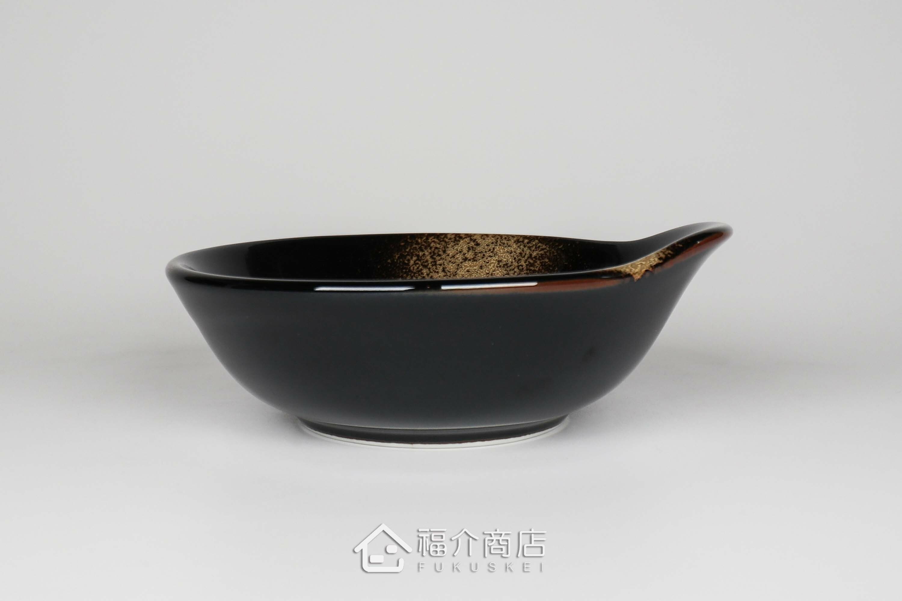 陶碗也可當作碟子食器，盛裝火鍋配菜或醬料享用