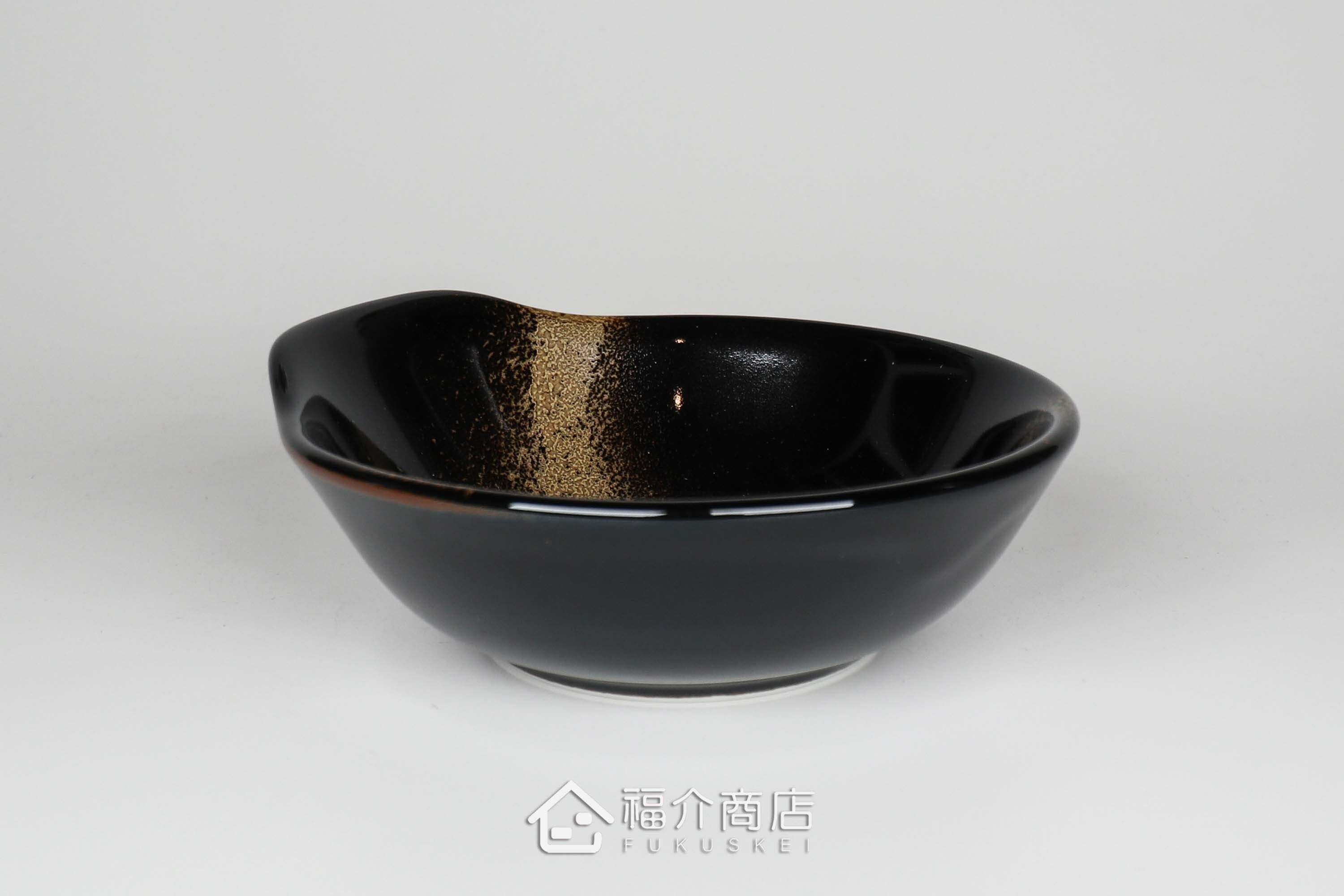 陶碗也可當作碟子食器，盛裝火鍋配菜或醬料享用