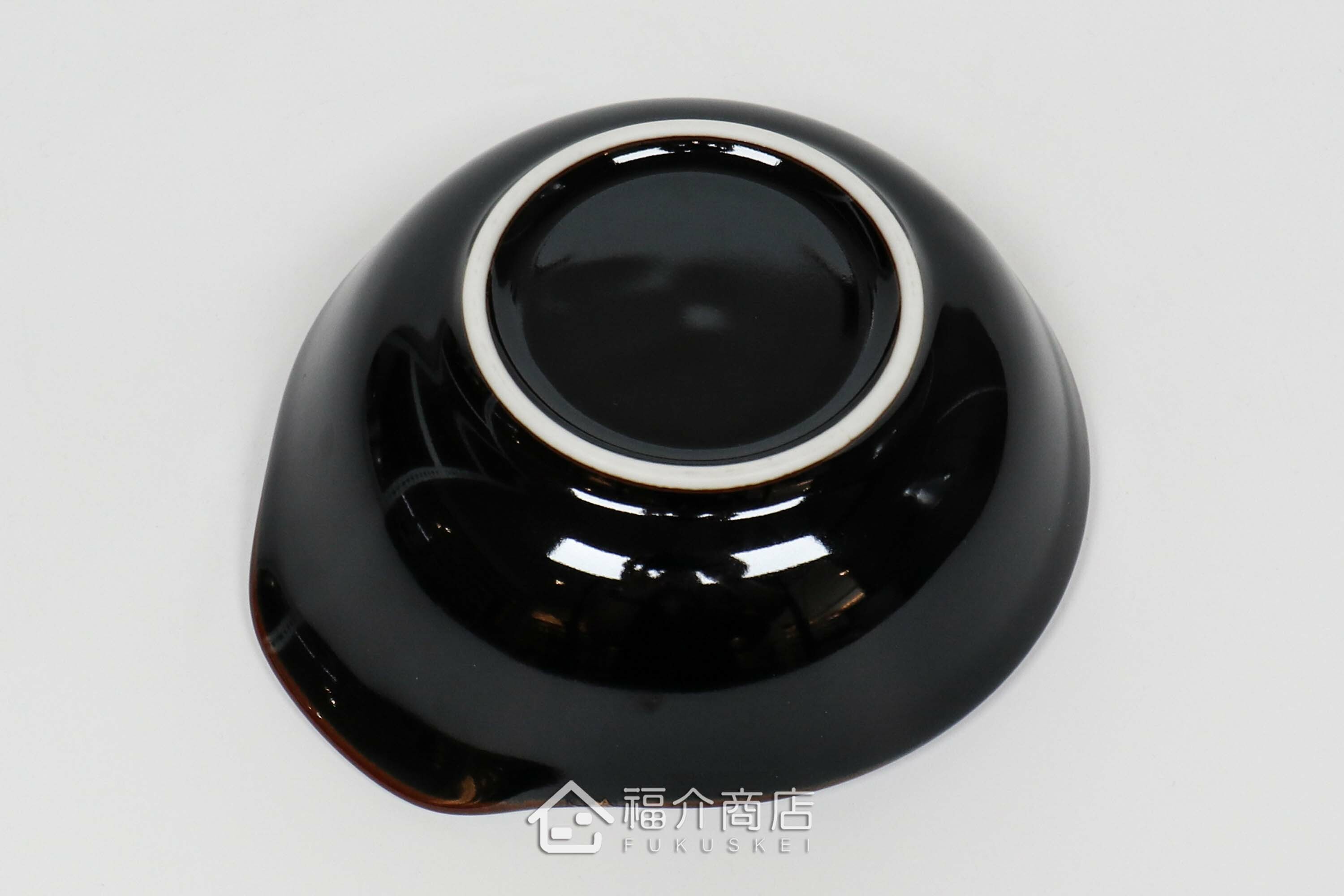 陶碗也可當作碟子食器，盛裝火鍋配菜或醬料享用