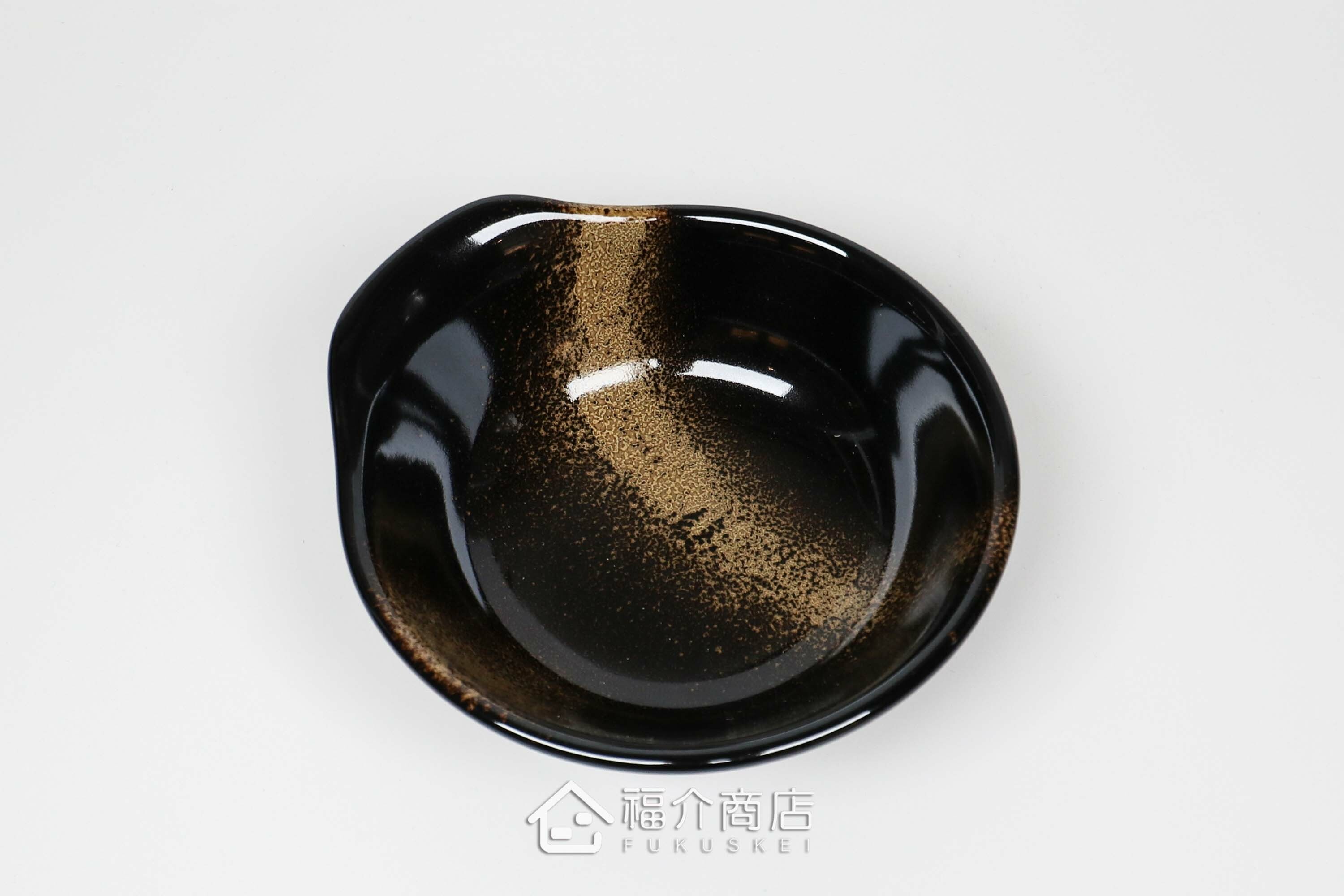 陶碗也可當作碟子食器，盛裝火鍋配菜或醬料享用