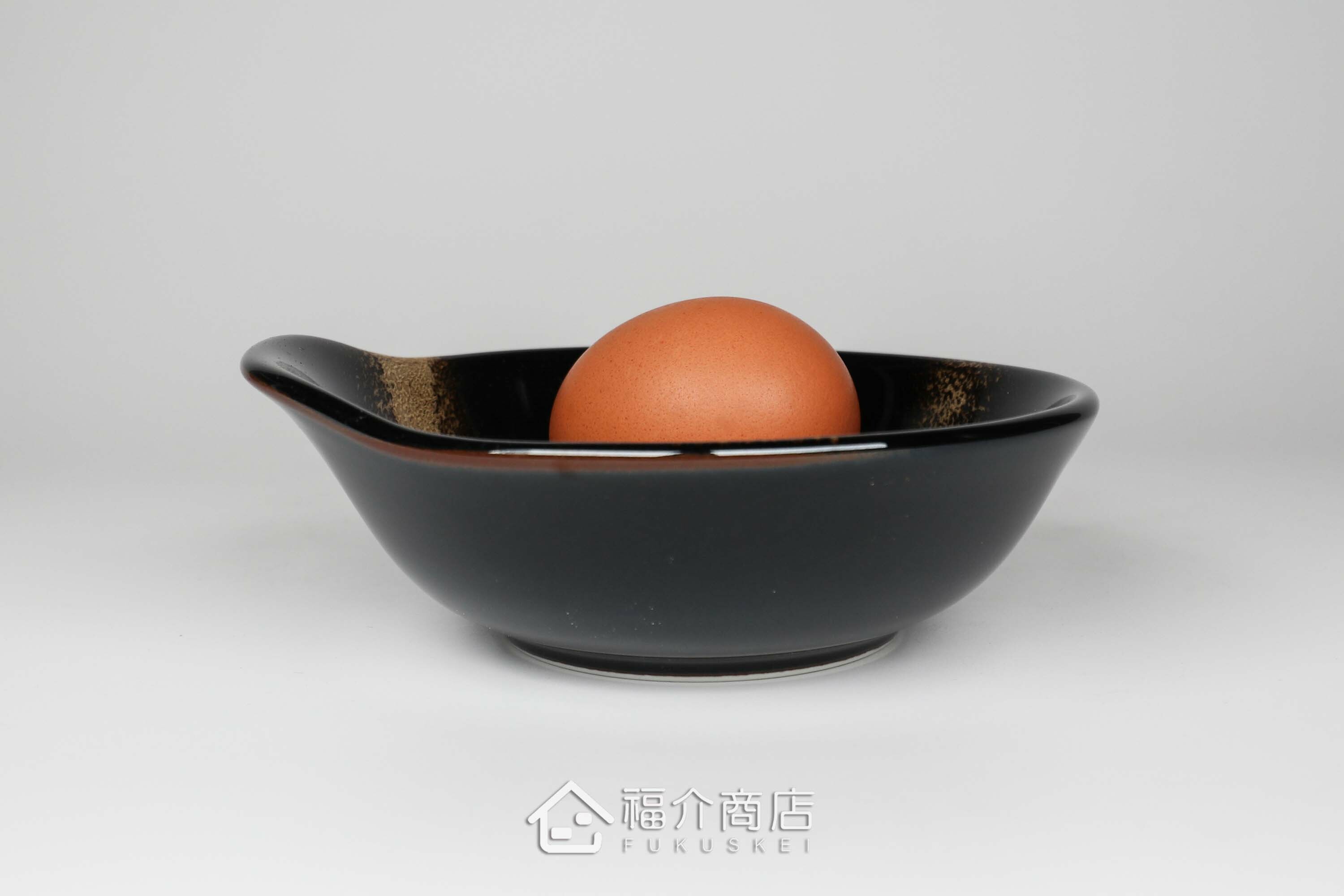 陶碗也可當作碟子食器，盛裝火鍋配菜或醬料享用