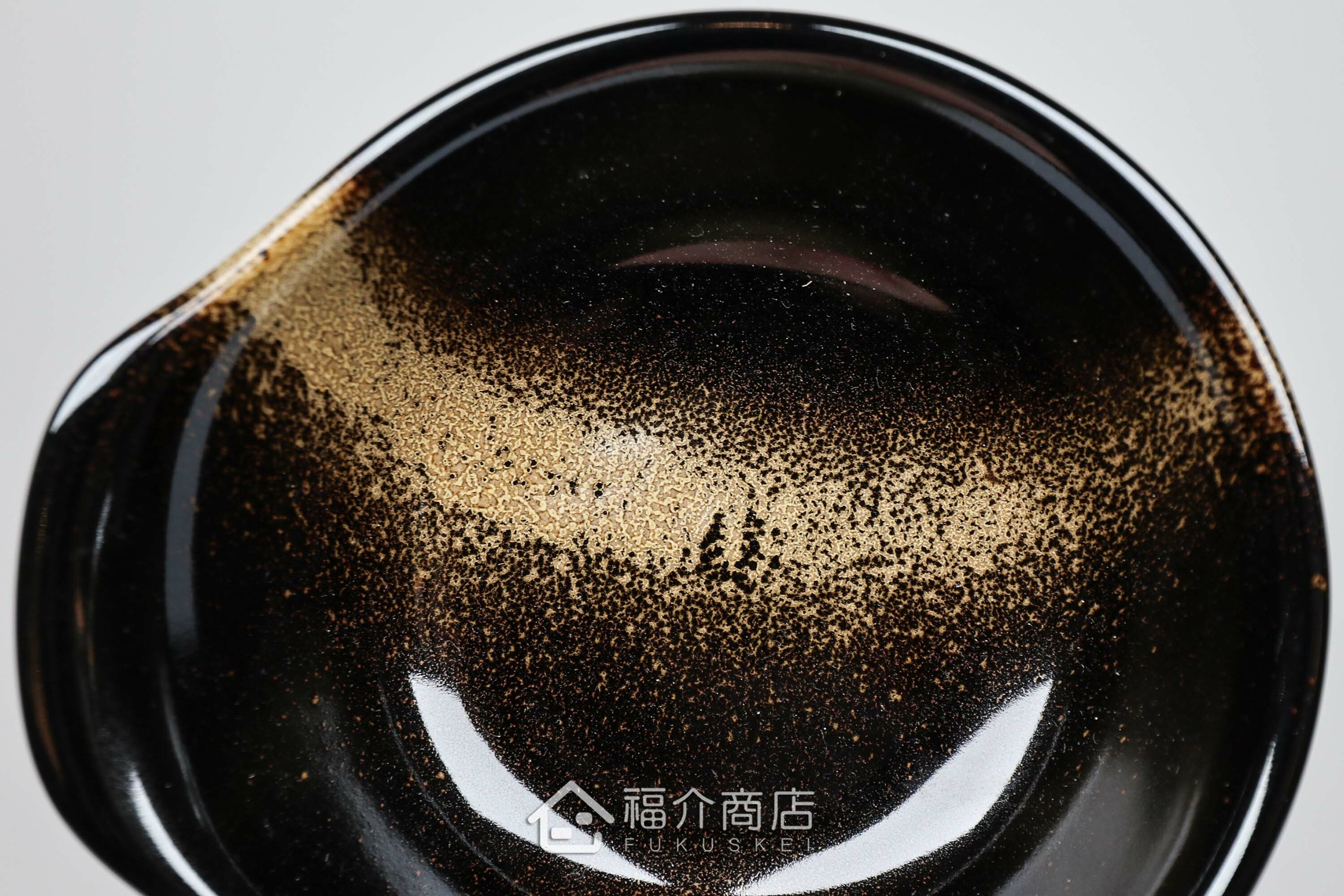 陶碗也可當作碟子食器，盛裝火鍋配菜或醬料享用