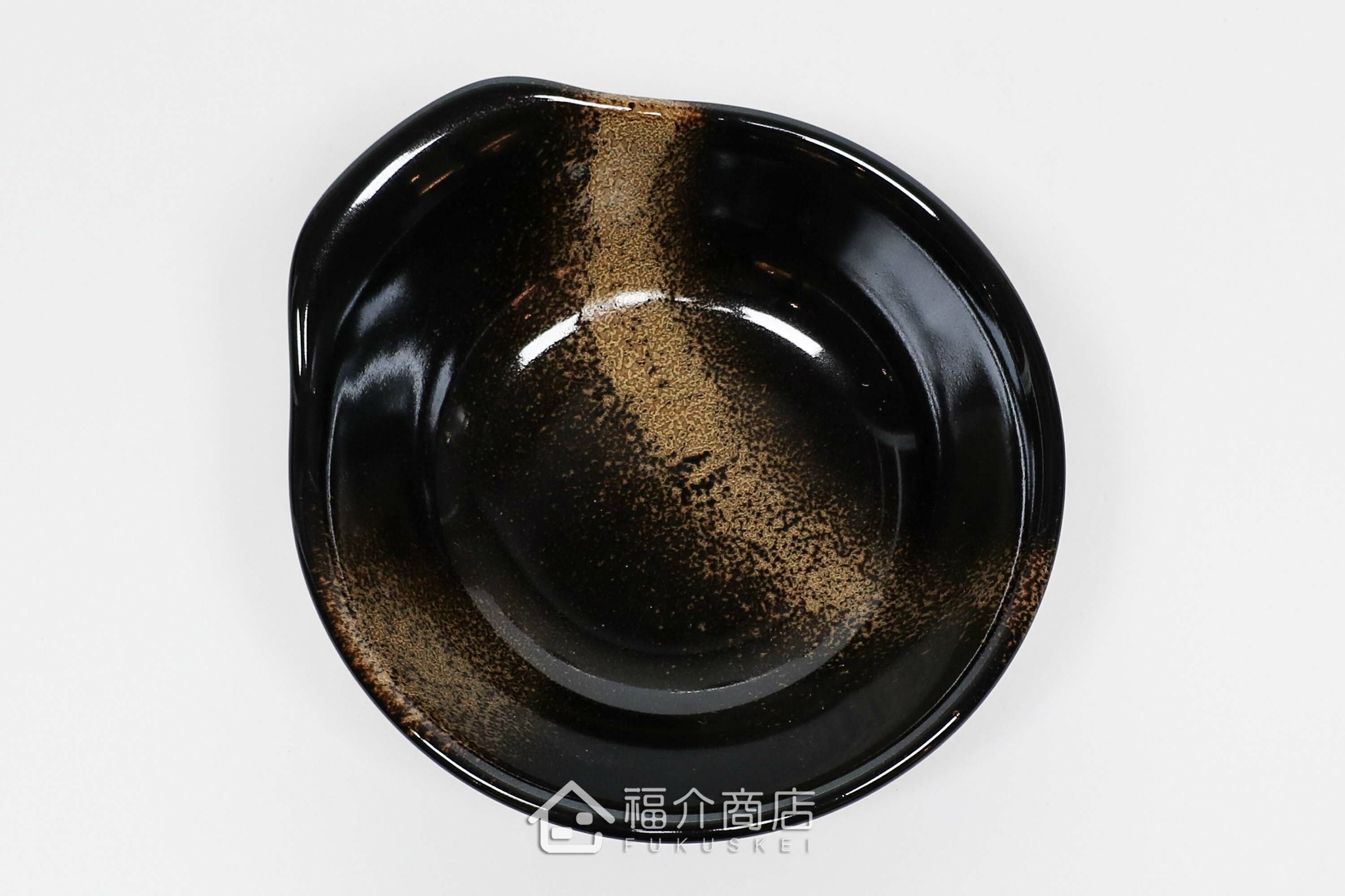 陶碗也可當作碟子食器，盛裝火鍋配菜或醬料享用