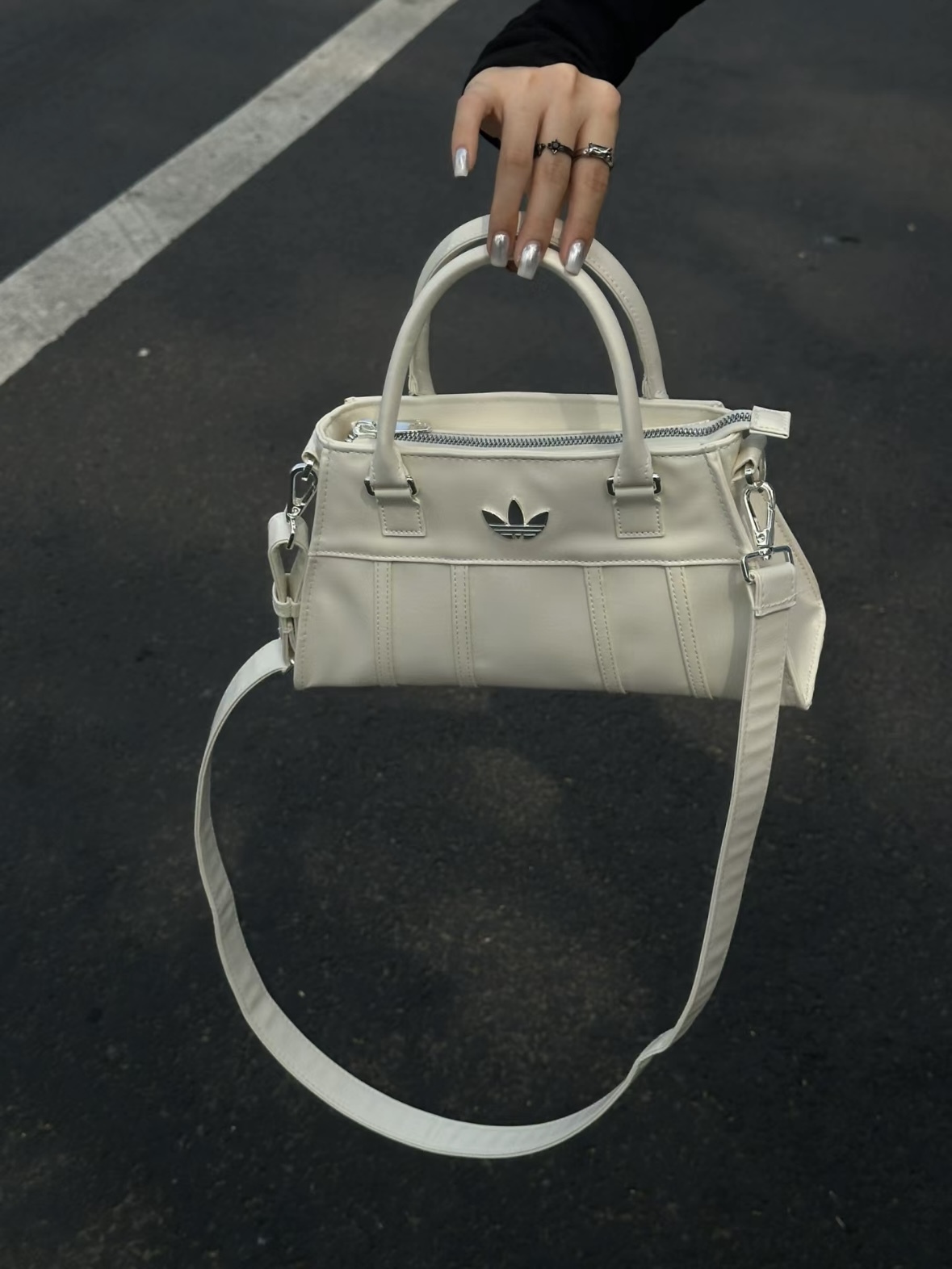 Adidas  美式 沙漏手提包  斜背款 黑/白