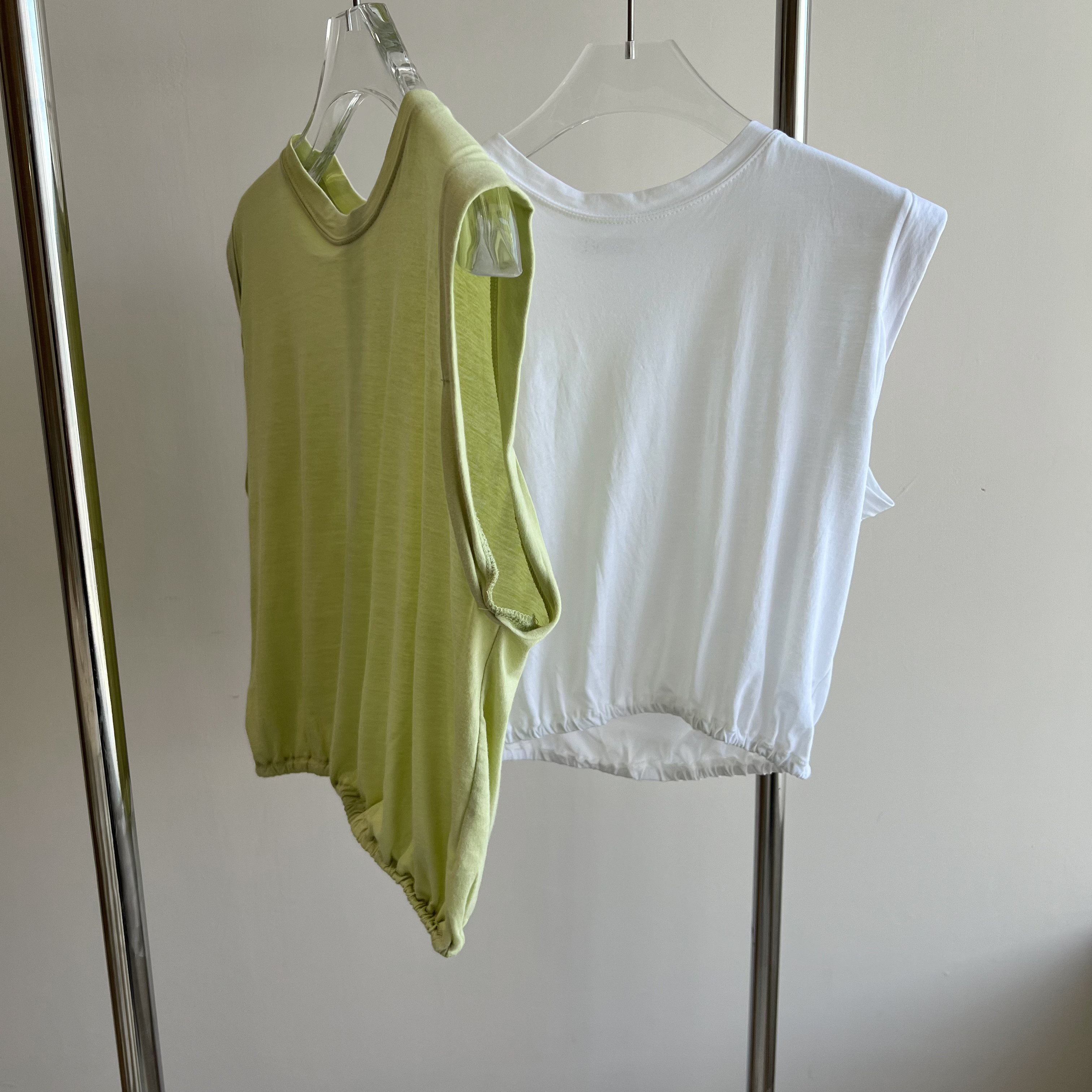 R44直接買下擺彈性短版小遮袖背心(綠)