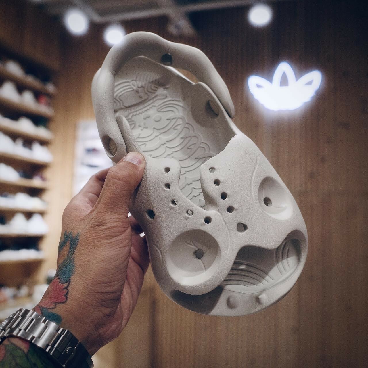 【HelloSlippers Mr Skully 特殊涼拖鞋 - 奶茶灰白 】