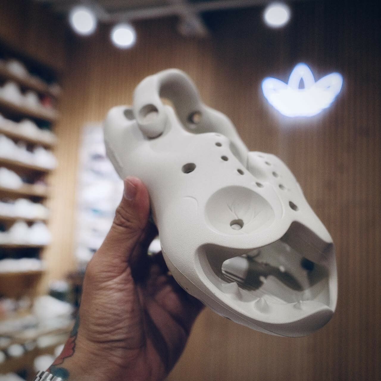 【HelloSlippers Mr Skully 特殊涼拖鞋 - 奶茶灰白 】