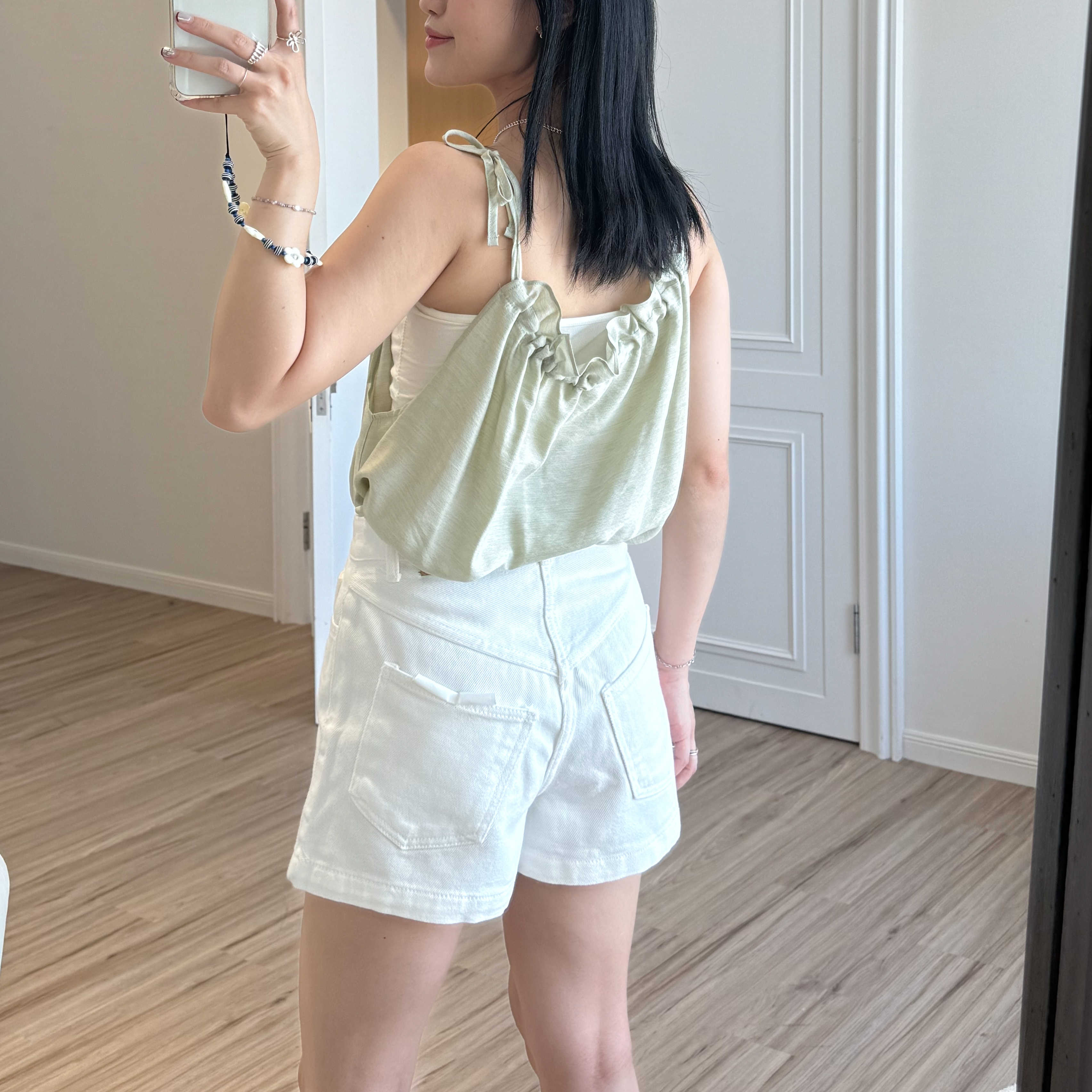 R07夏天要來一件的後修飾翹屁白短褲(S)