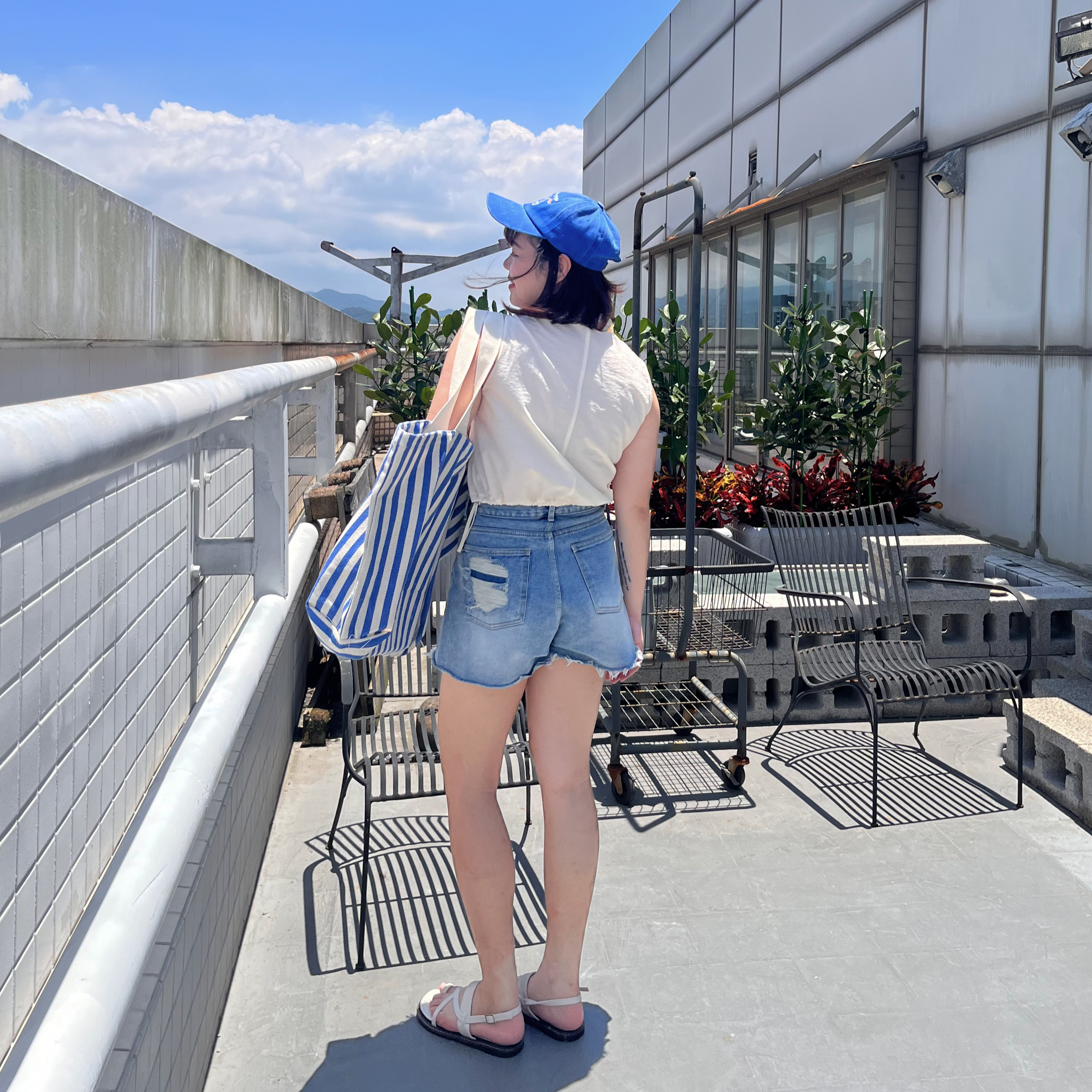 衣櫃一定要有的下擺抽鬚牛仔短褲(最後一件S)