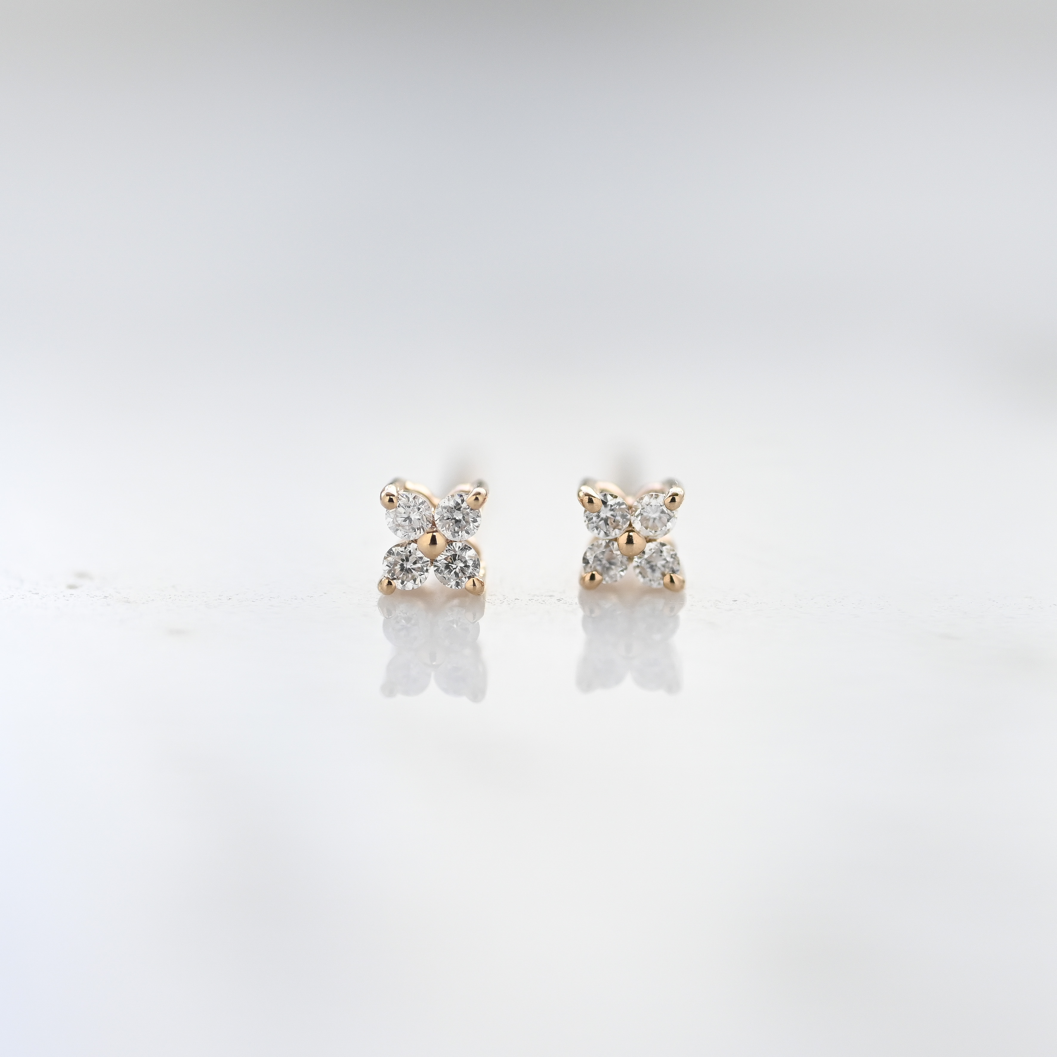 18K Mini Lily Diamond Earring