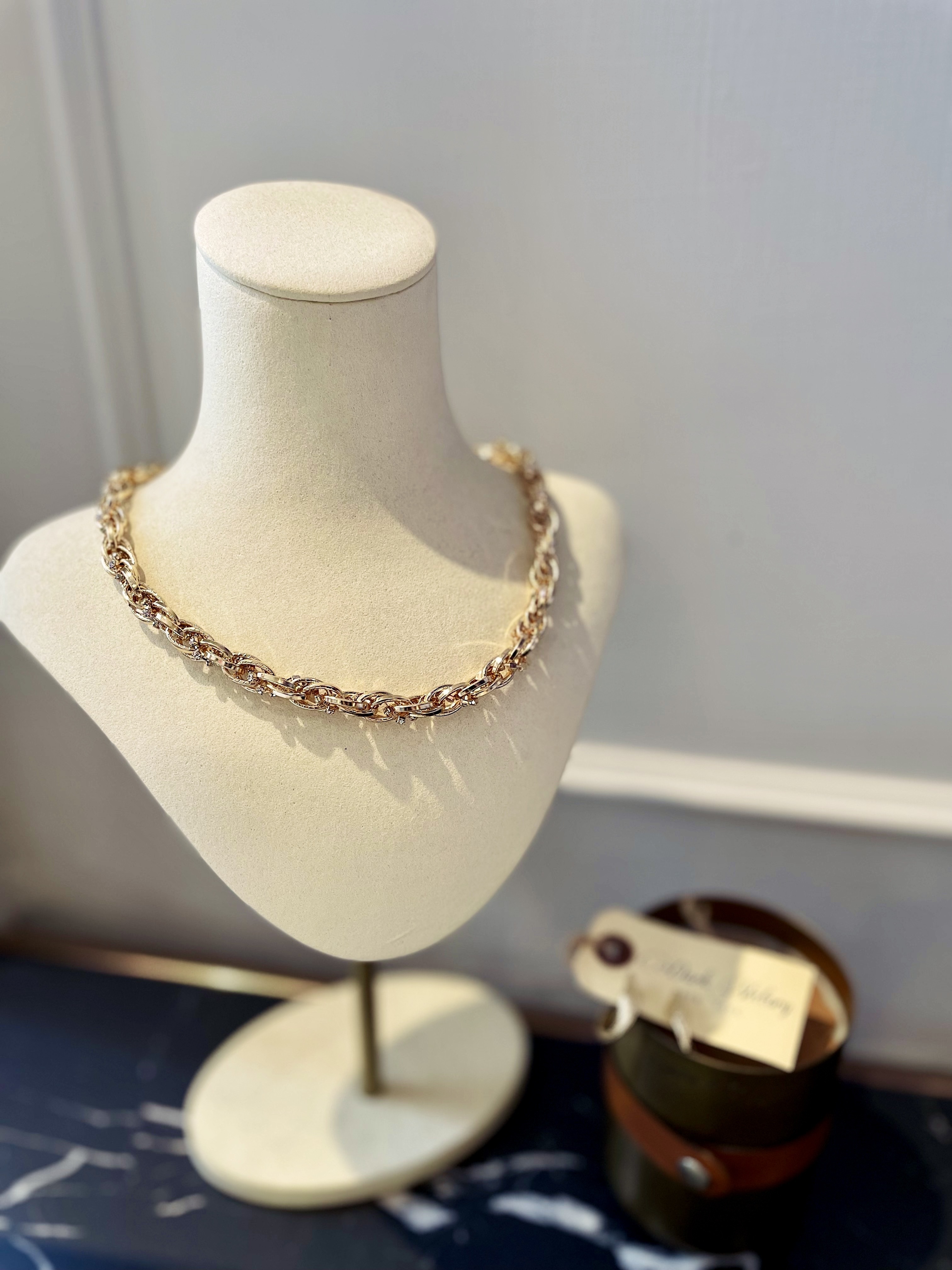 Lux Gold金色鏈飾水鑽短項錬