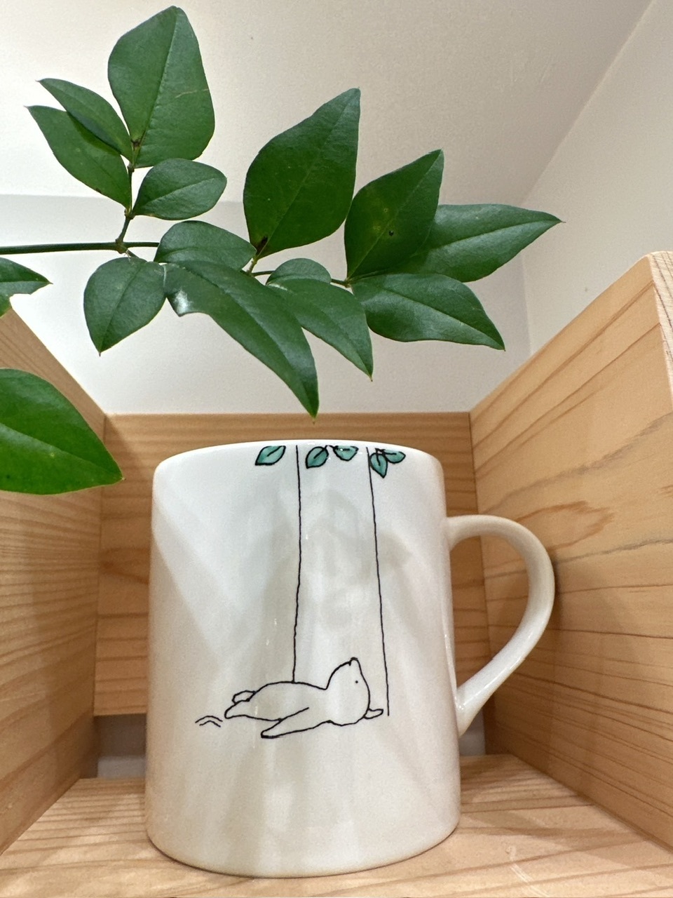 小熊躺地樹葉馬克杯