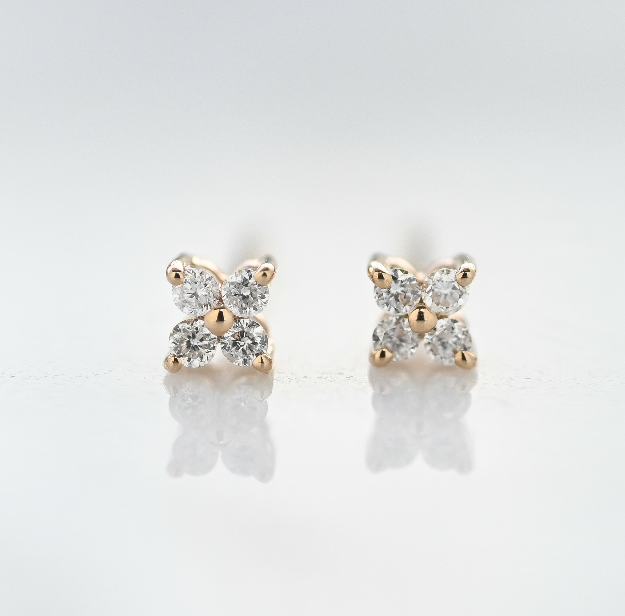 18K Mini Lily Diamond Earring
