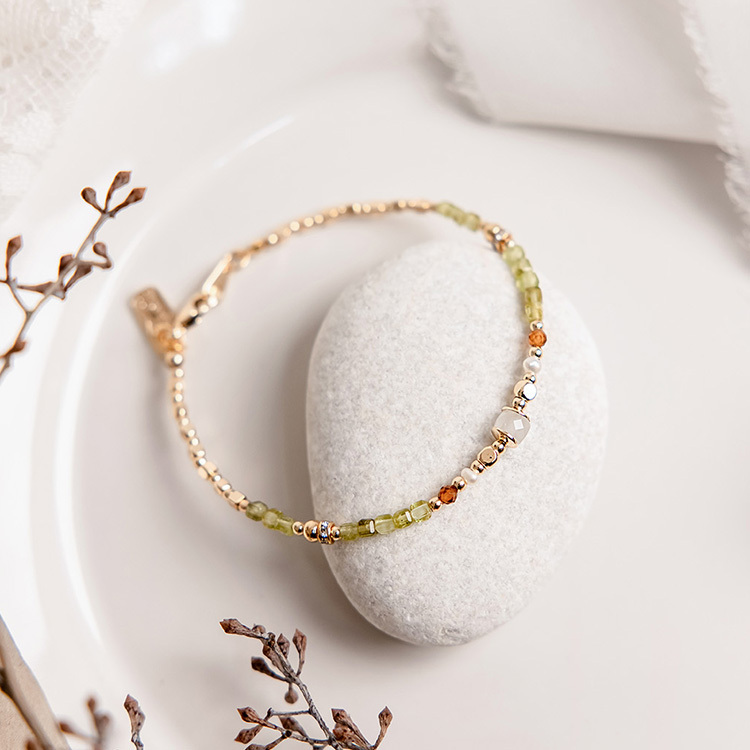 八月誕生石 • 小雛菊 • 深藏心底的愛 – 月光橄欖石 – 手鍊