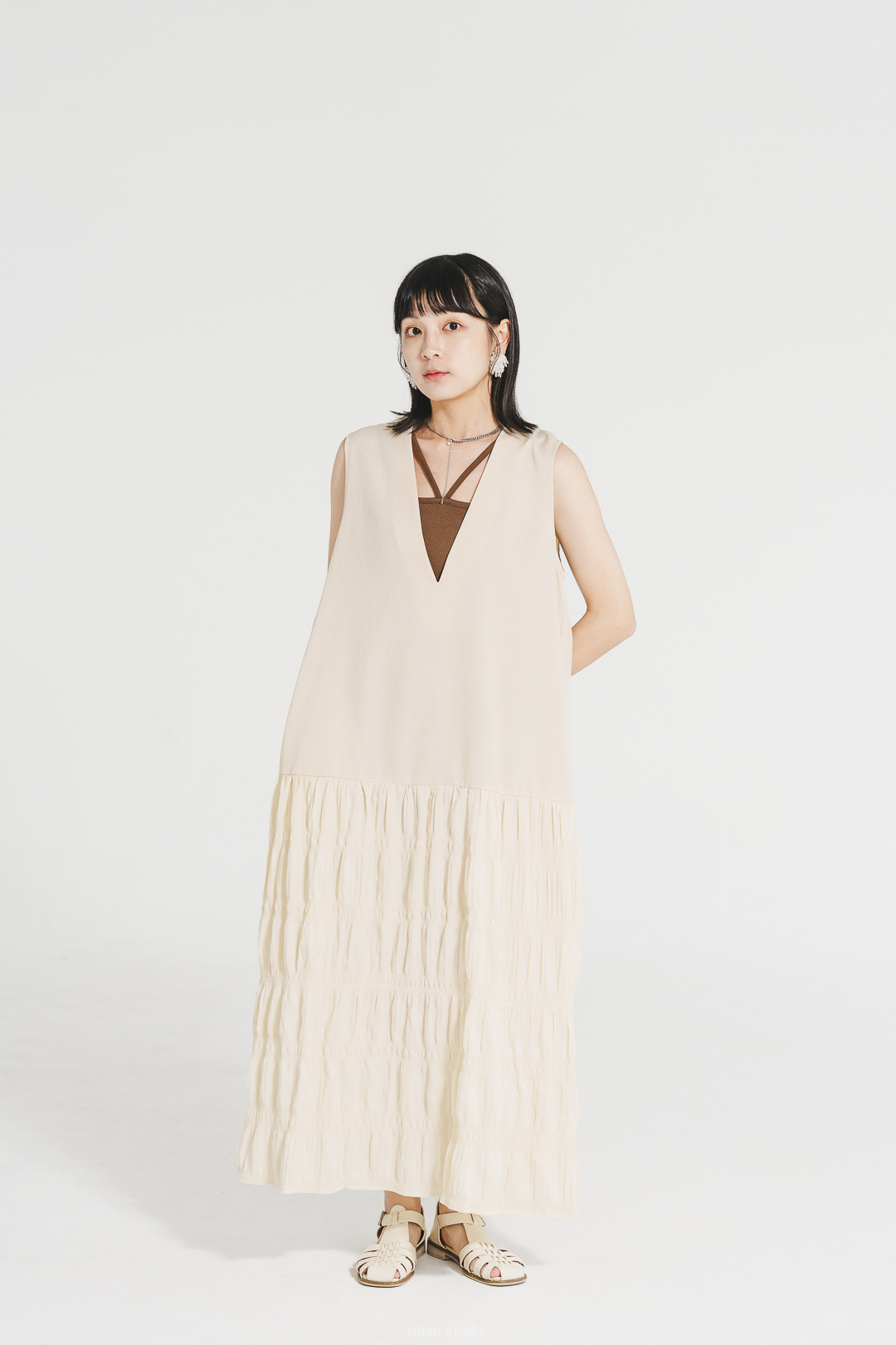 漫步菲英島！V領褶邊連衣裙(兩色-米白)