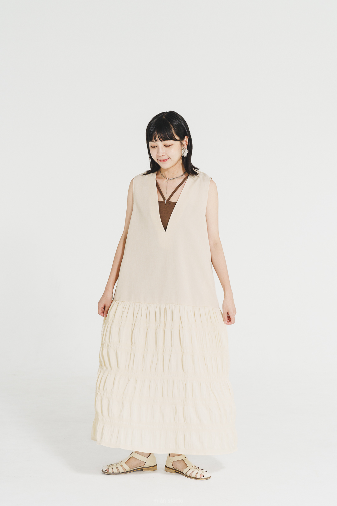 漫步菲英島！V領褶邊連衣裙(兩色-米白)
