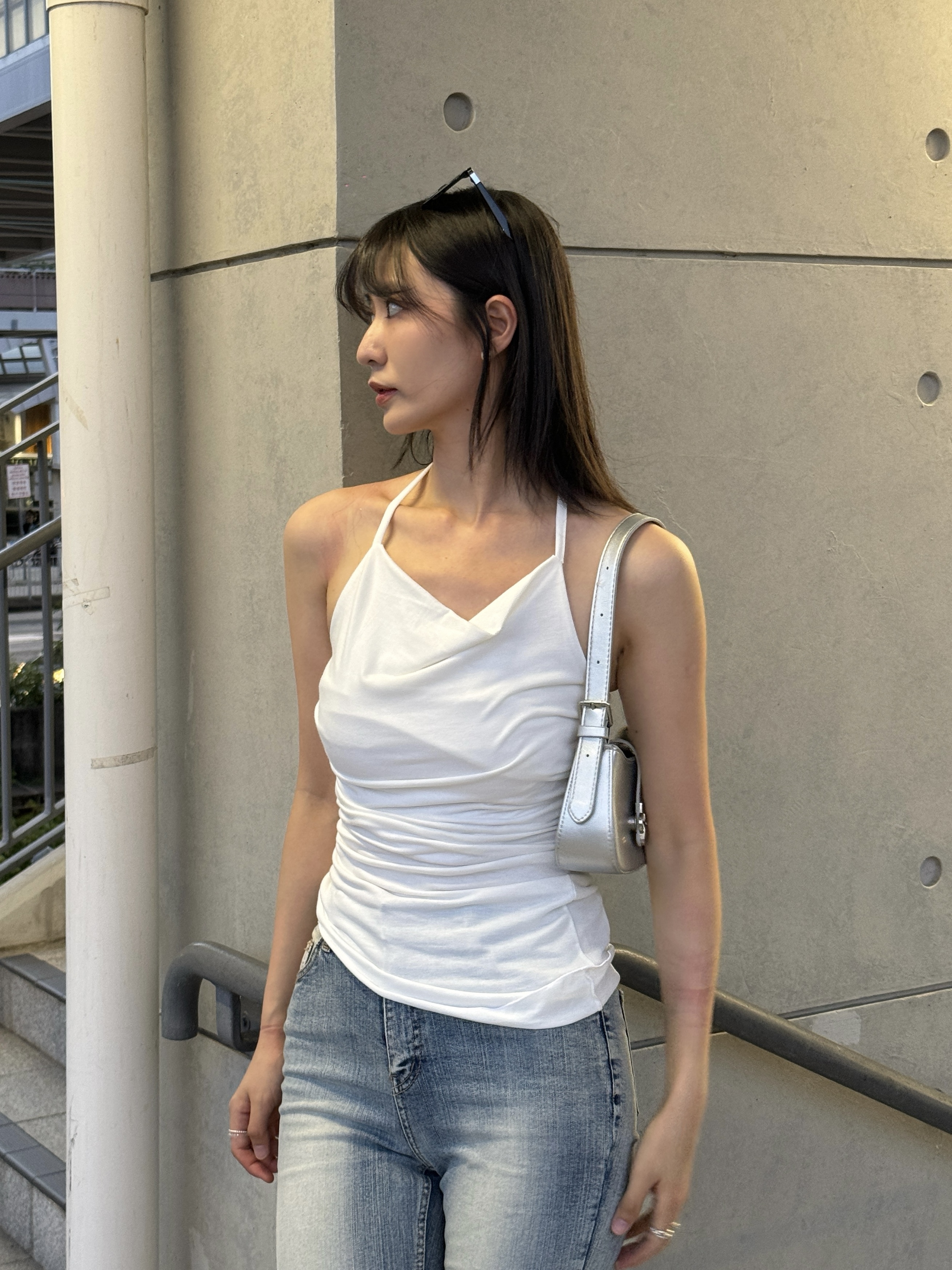 (訂購) 簡約女人味掛頸露背薄上衣 T7209 (白/黑)