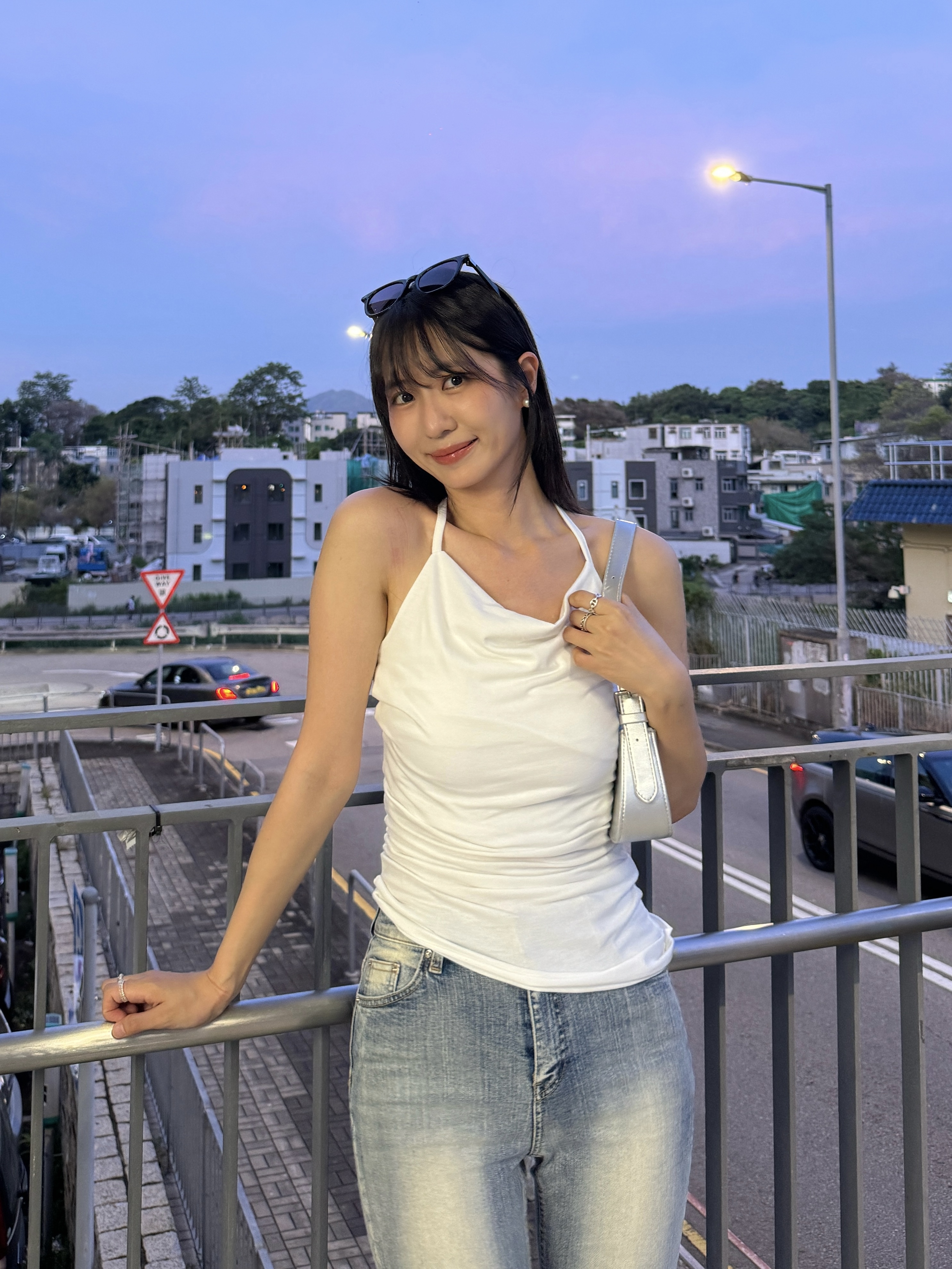 (訂購) 簡約女人味掛頸露背薄上衣 T7209 (白/黑)