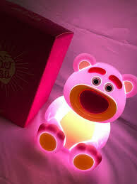 【Luxury】迪士尼正版授權  SUNDAY HOME DISNEY LOTSO  熊抱哥 草莓熊 拍拍燈小夜燈 感應燈