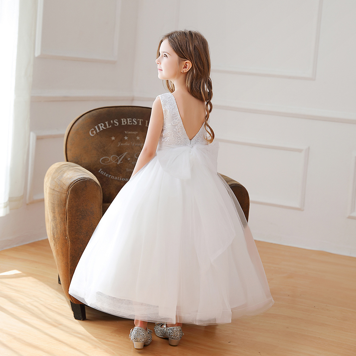 露背白色蓬蓬禮服