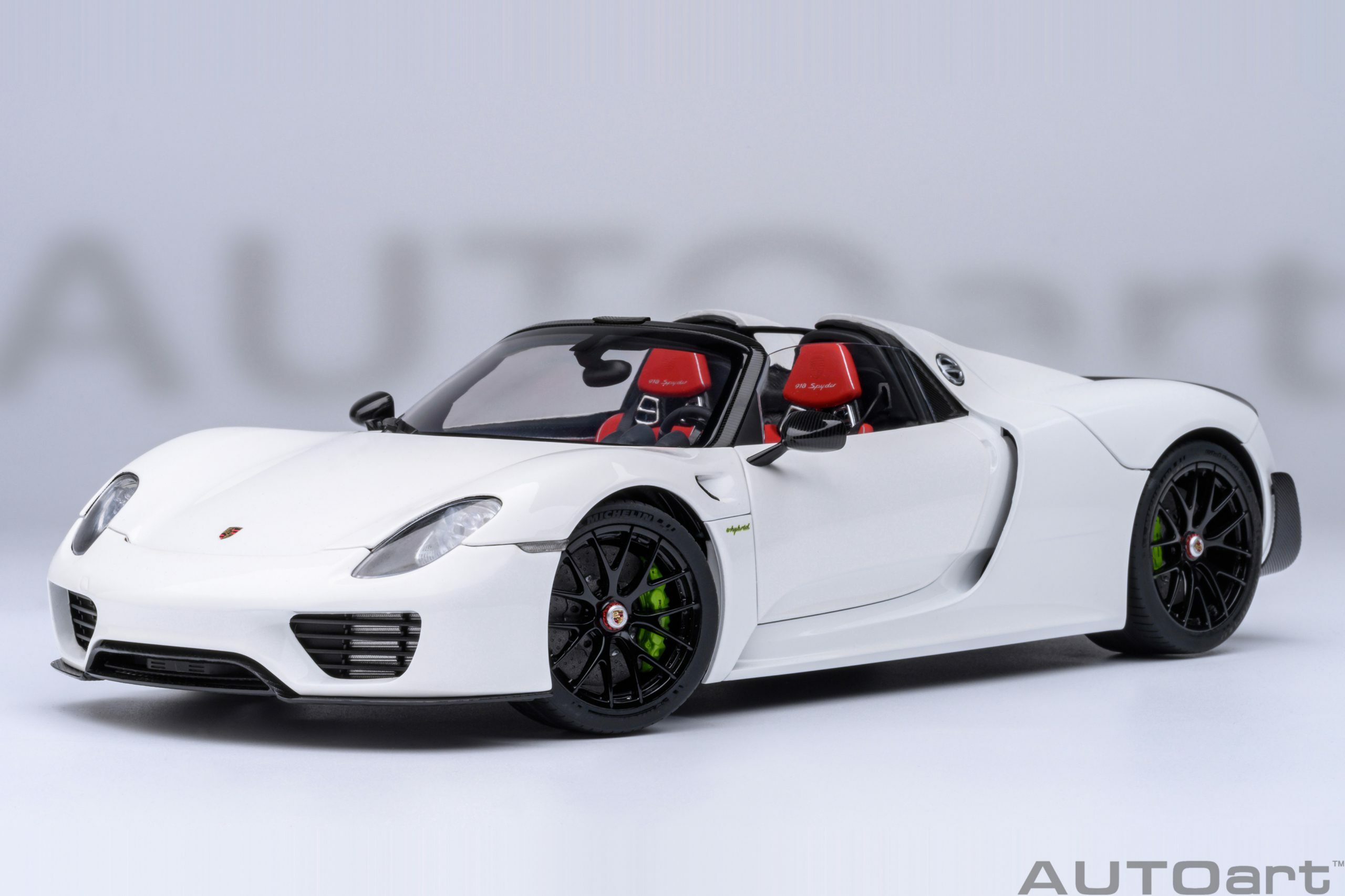 預訂 (訂金$300) (預訂價$1440) :1/18 AUTOART Porsche 918 Spyder Weissach Package (White with Red interior) (77920)