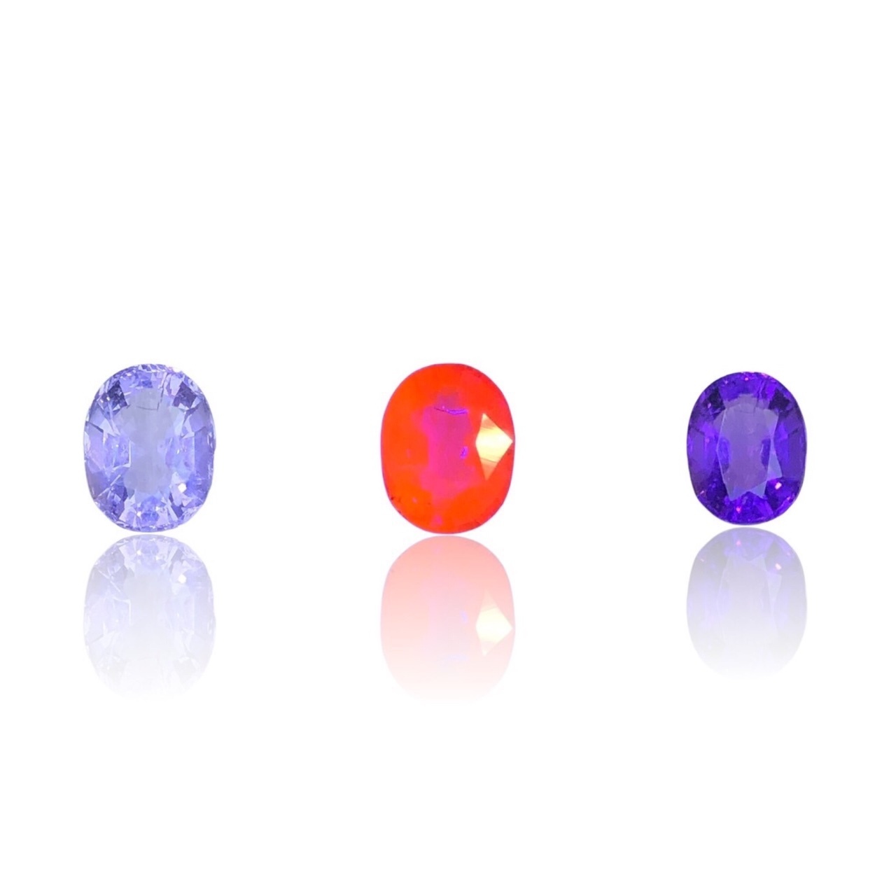 【極度罕見．可逆光致變色效應 "Hackmanite "紫方納石 1.03ct(附TDUGR台大證書/TDUGR附錄頁)】