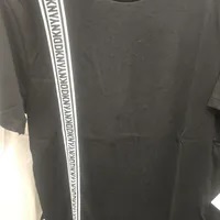 [S] DKNY LOGO TAPE PRINT T-SHIRT,BLACK, M2410136-BLK (SD956)