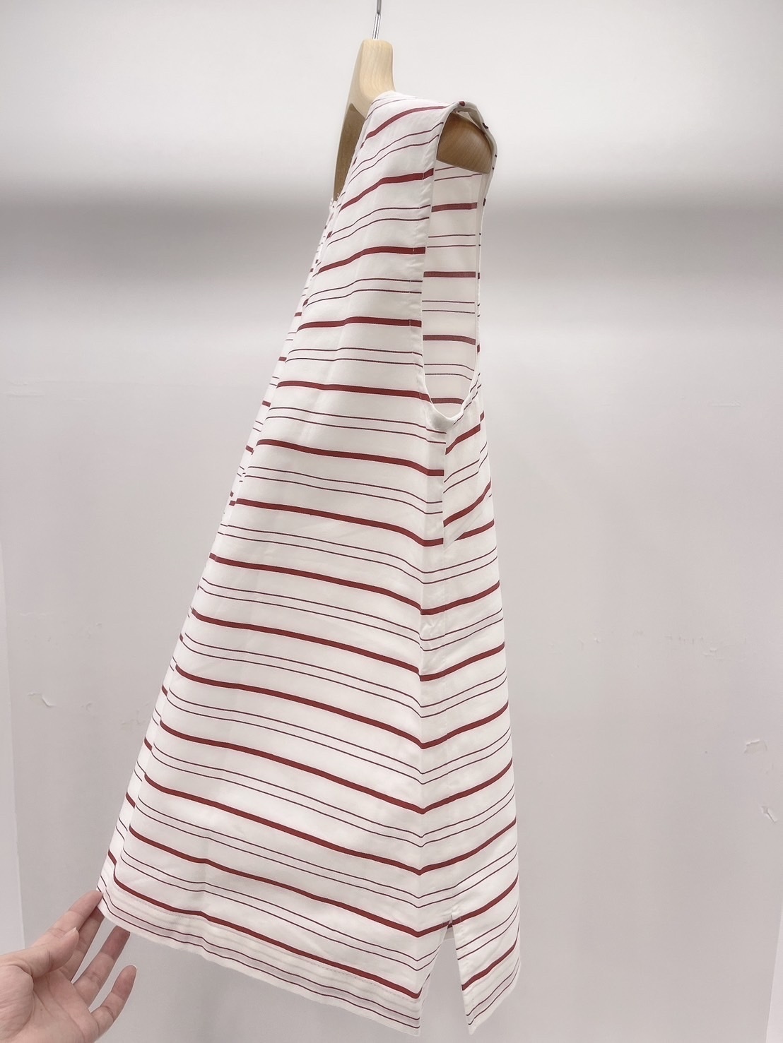 無袖細紅橫條上衣