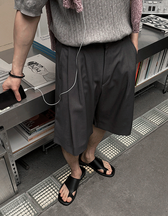 阿倫百慕達西裝短褲