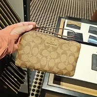 [S] COACH CS438 SIGNATURE LARGE CORNER ZIP,IM/KHAKI/SADDLE 2, 196395280490 (SCO846)