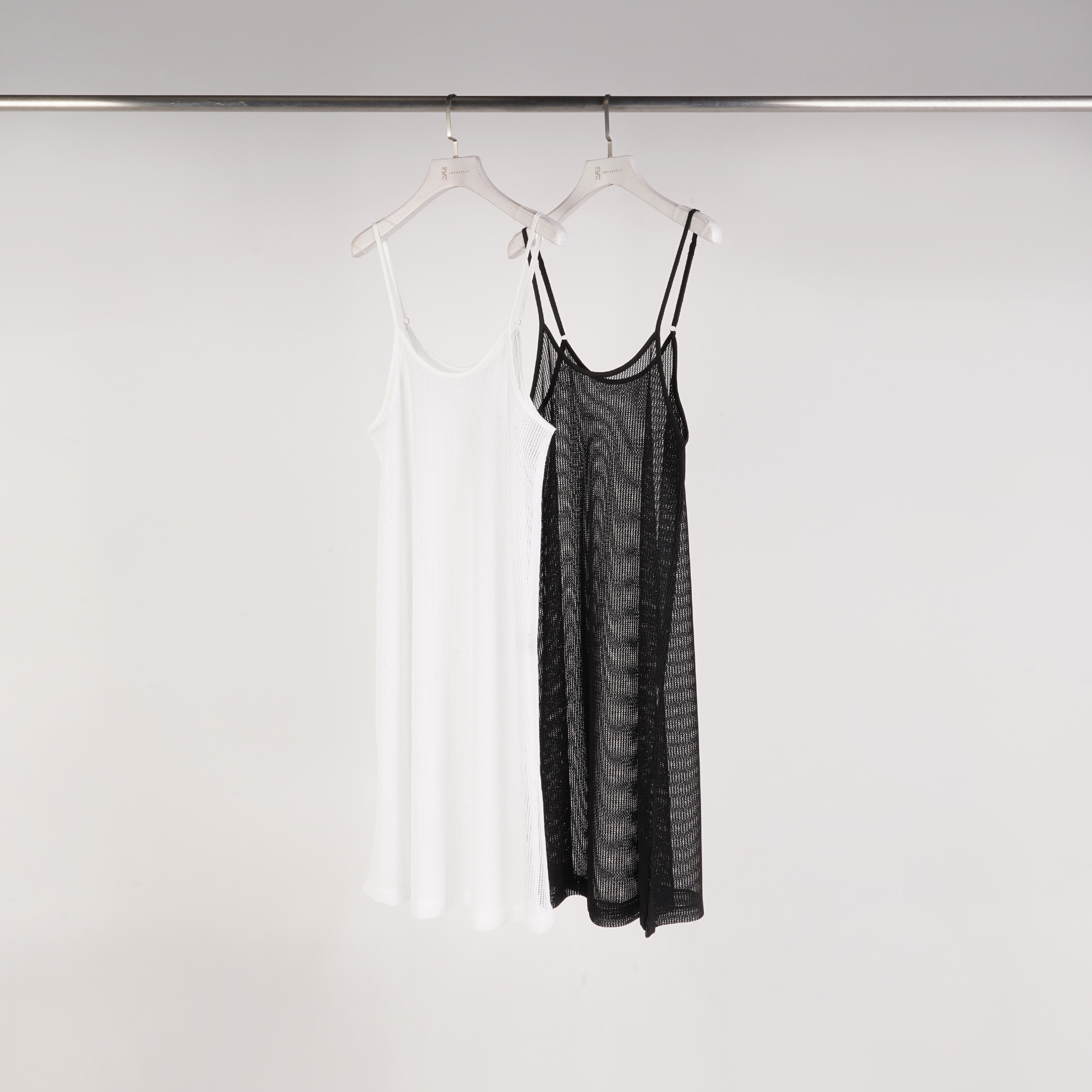 側開衩細肩洞洞長洋| 2色