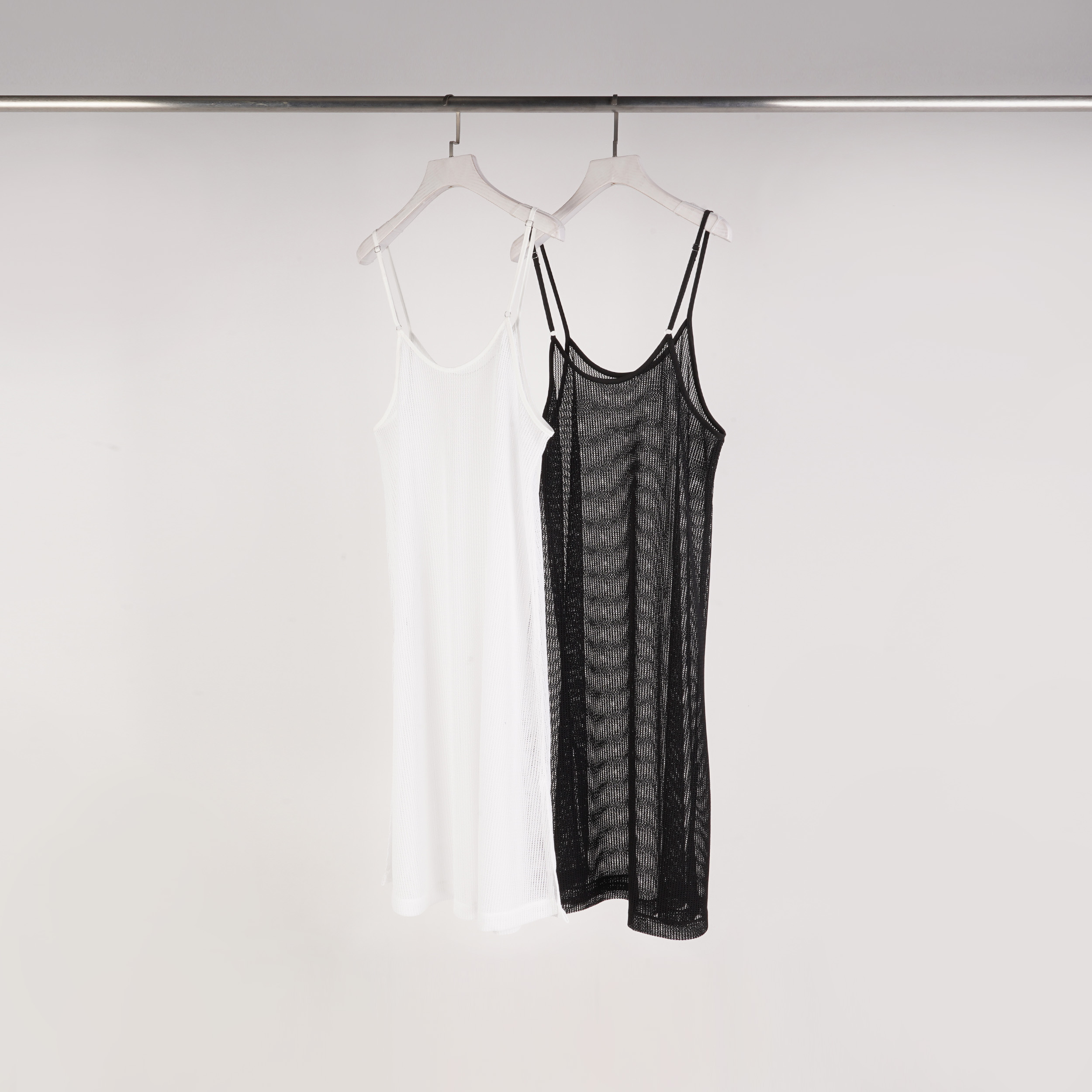 側開衩細肩洞洞長洋| 2色