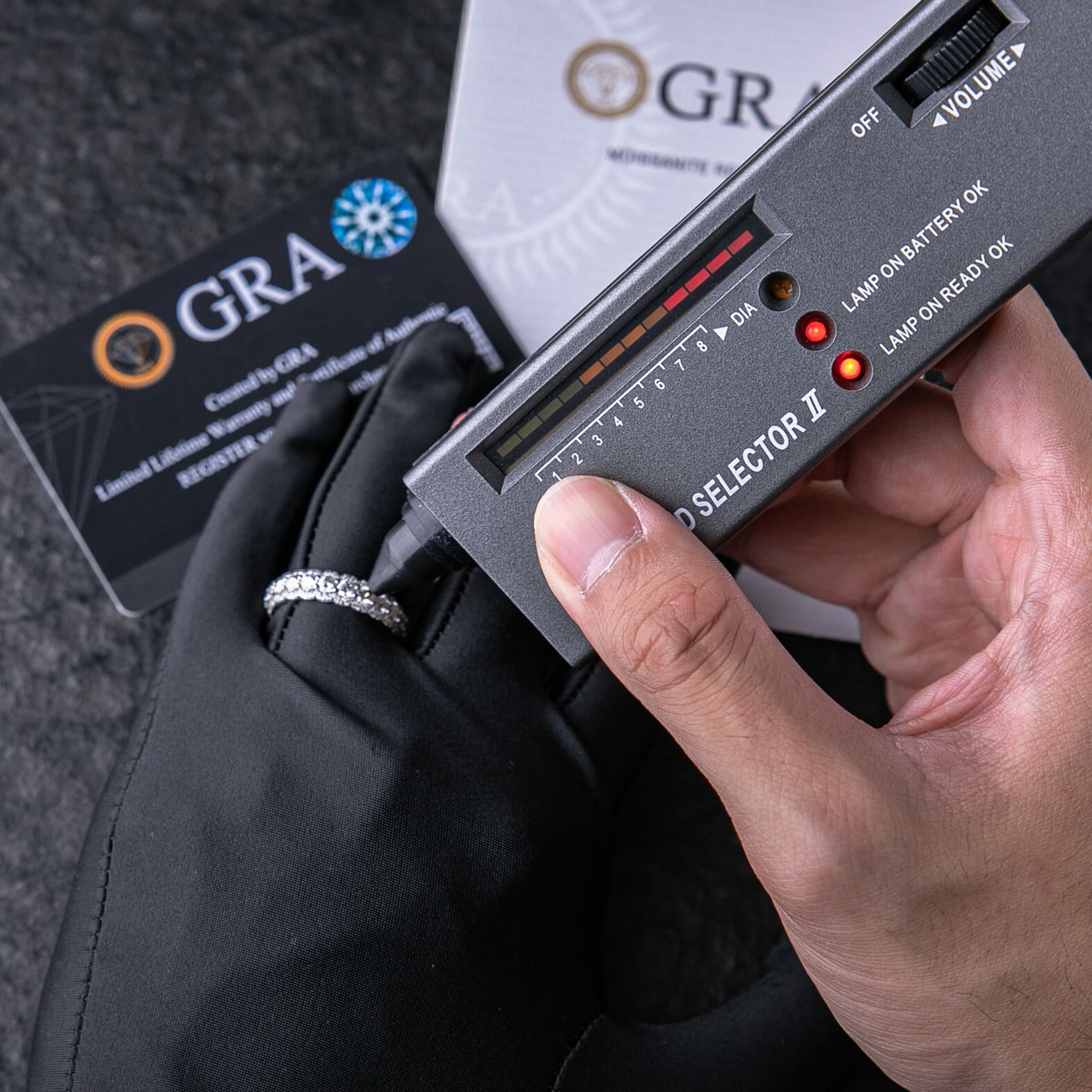 925純銀莫桑石群鑲中央寶石戒指