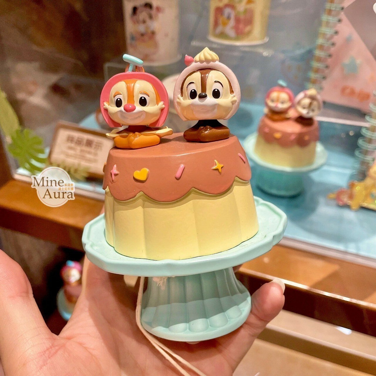 (限時特價) 2024 夏日 米奇 Mickey 與好友們 奇奇蒂蒂 Chip 'n Dale 搖頭設計 甜點蛋糕造型 擺飾品 -上海迪士尼樂園