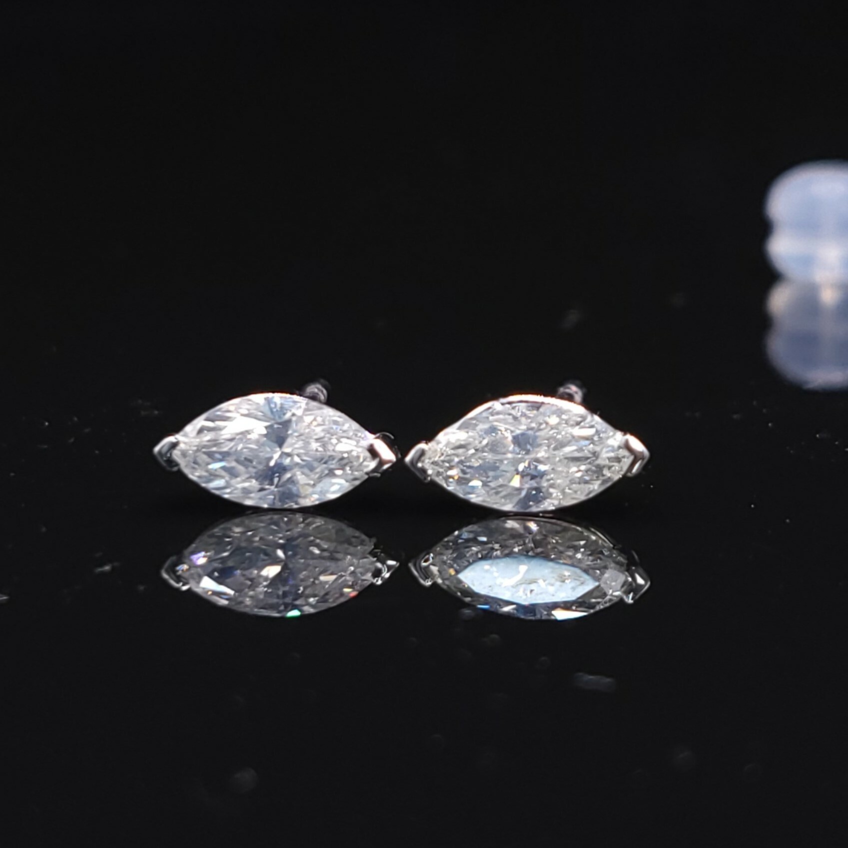 全新18K白金【主石75份欖尖形鑽石】耳環