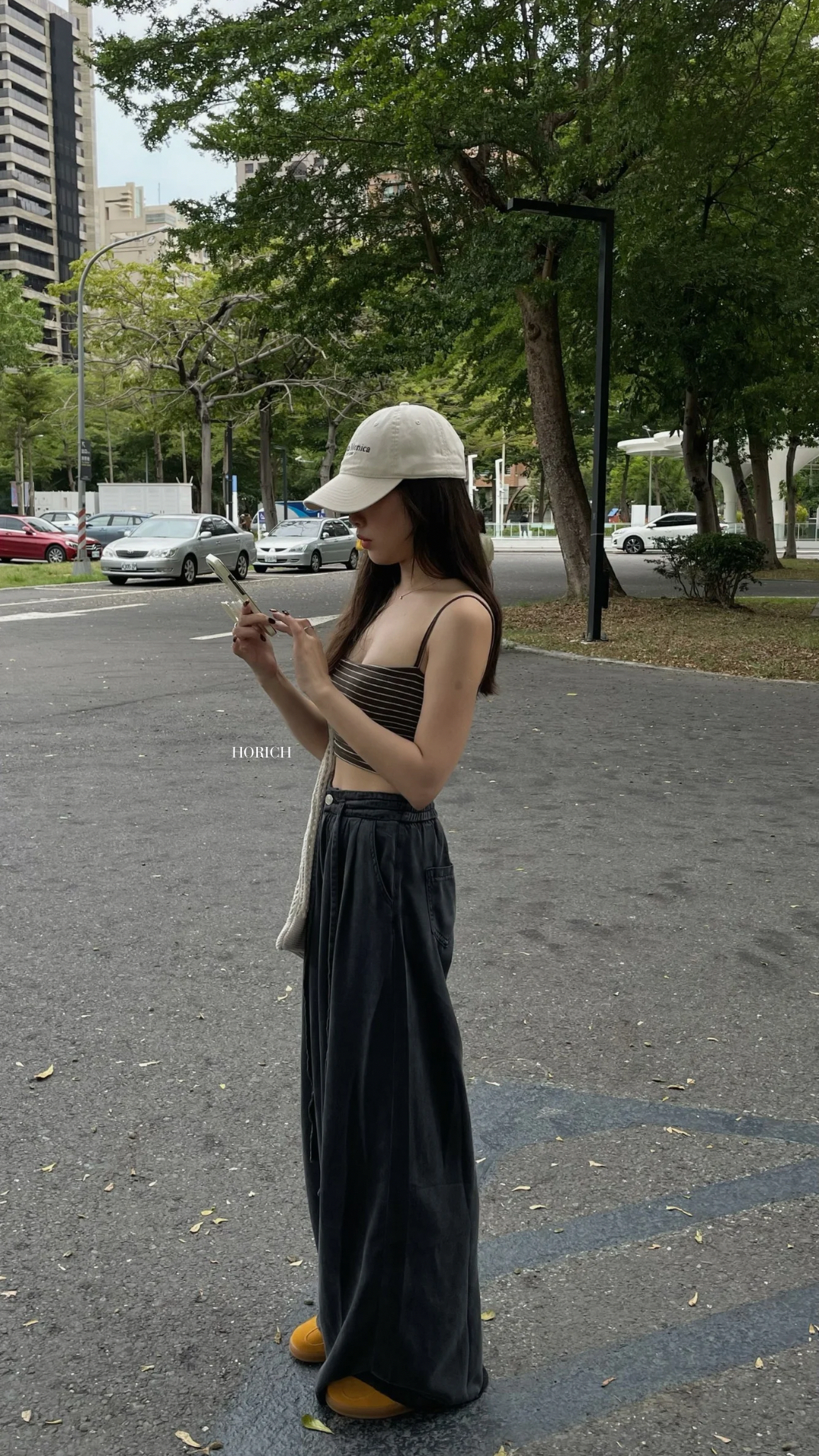 20612-(跑量價!!!) 鬆緊抽繩設計 抖抖闊腿牛仔褲(黑)/M、Ｌ