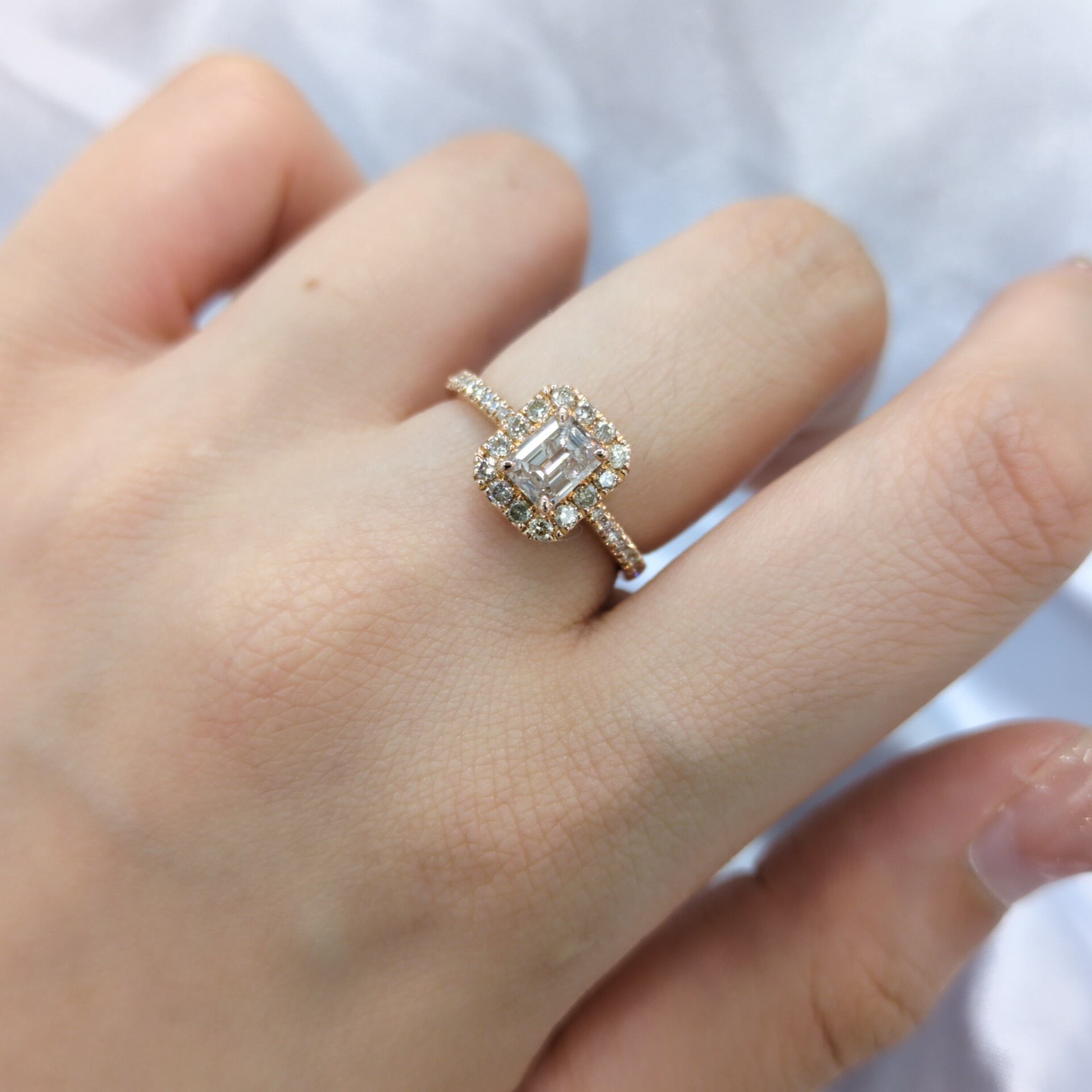 全新18K玫瑰金【單粒63份鑽石】配小鑽共94份鑽石戒指