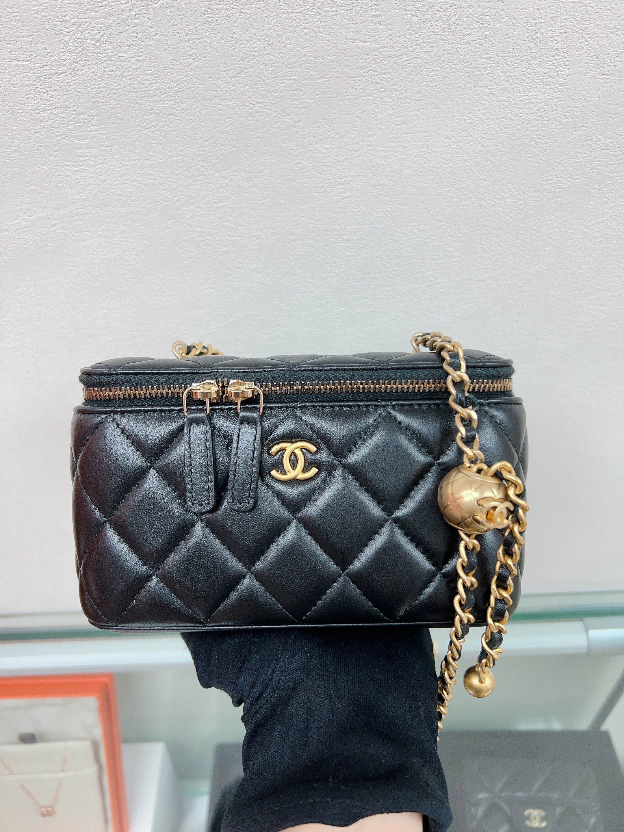 Chanel vanity with pearl crush (black lambskin) 金球