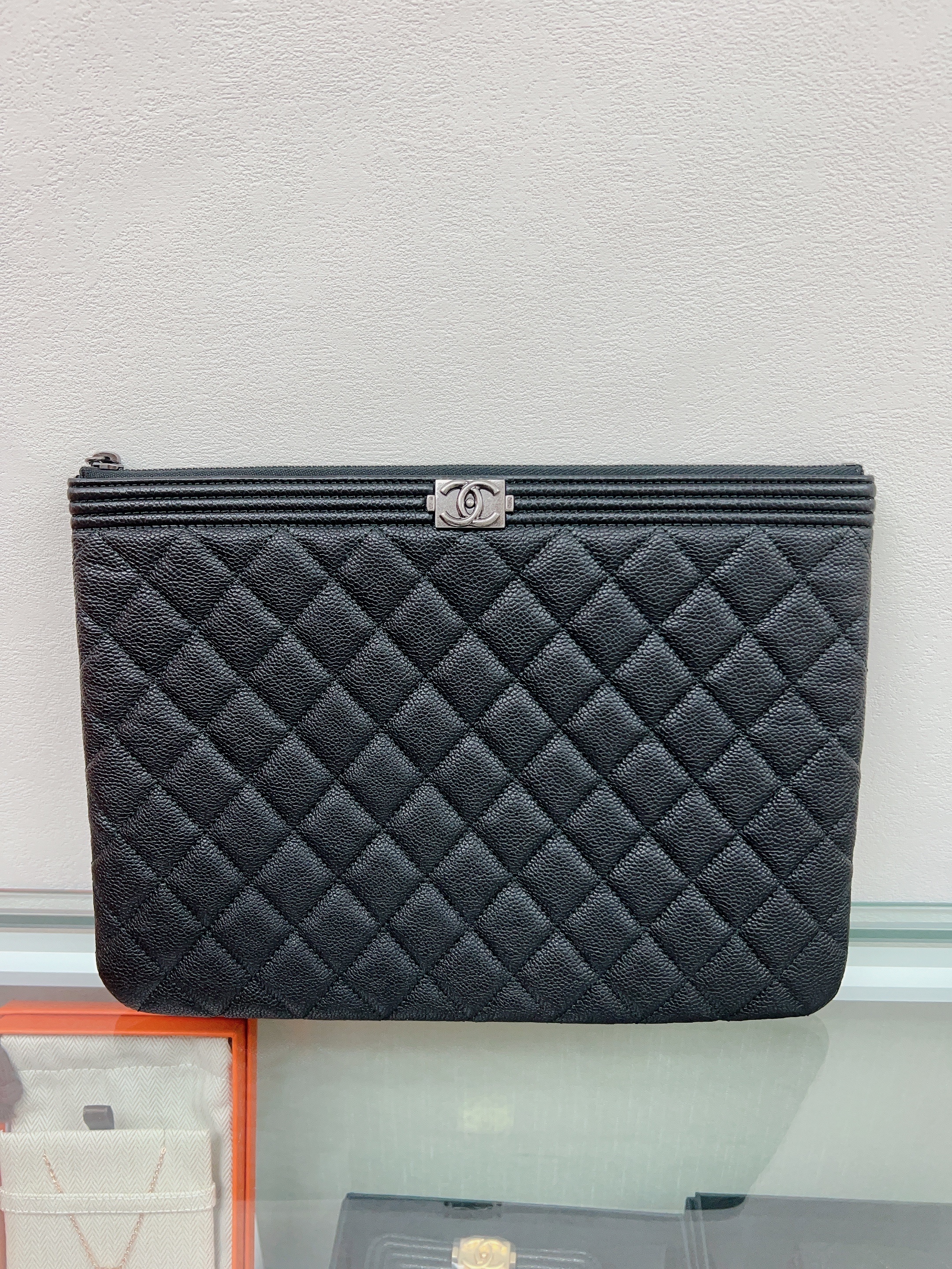 Chanel boy clutch / pouch medium (black caviar)