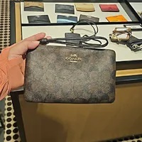 [S] COACH CS438 SIGNATURE LARGE CORNER ZIP,IM/BROWN/BLACK, 196395280483 (SCO865)