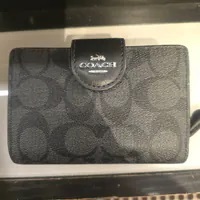 [S] COACH C0082 SIGNATURE MDM CORNER ZIP,SV/GRAPHITE/BLACK, 195031485466 (SCO880)