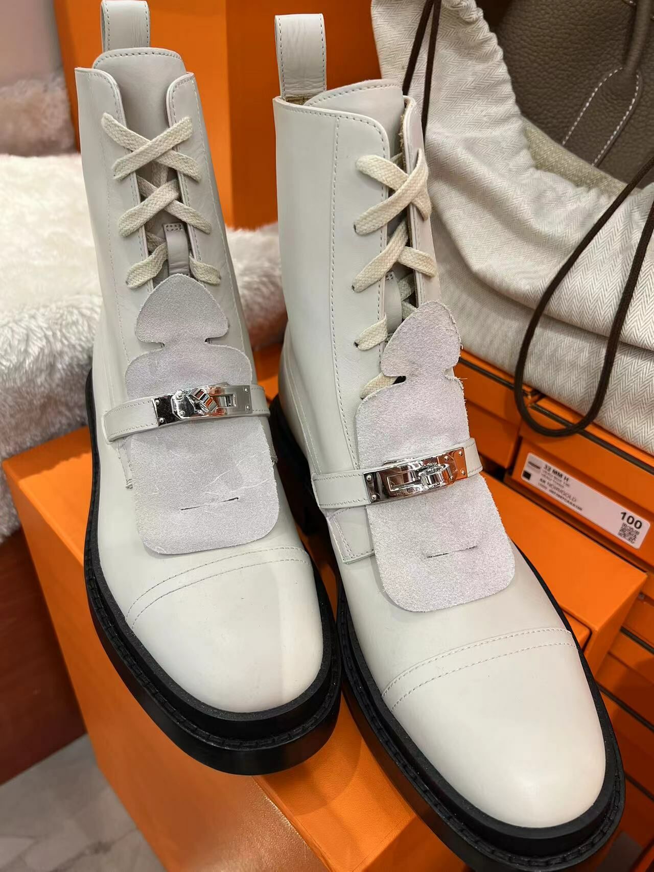 Hermes 銀扣白色短靴 -M