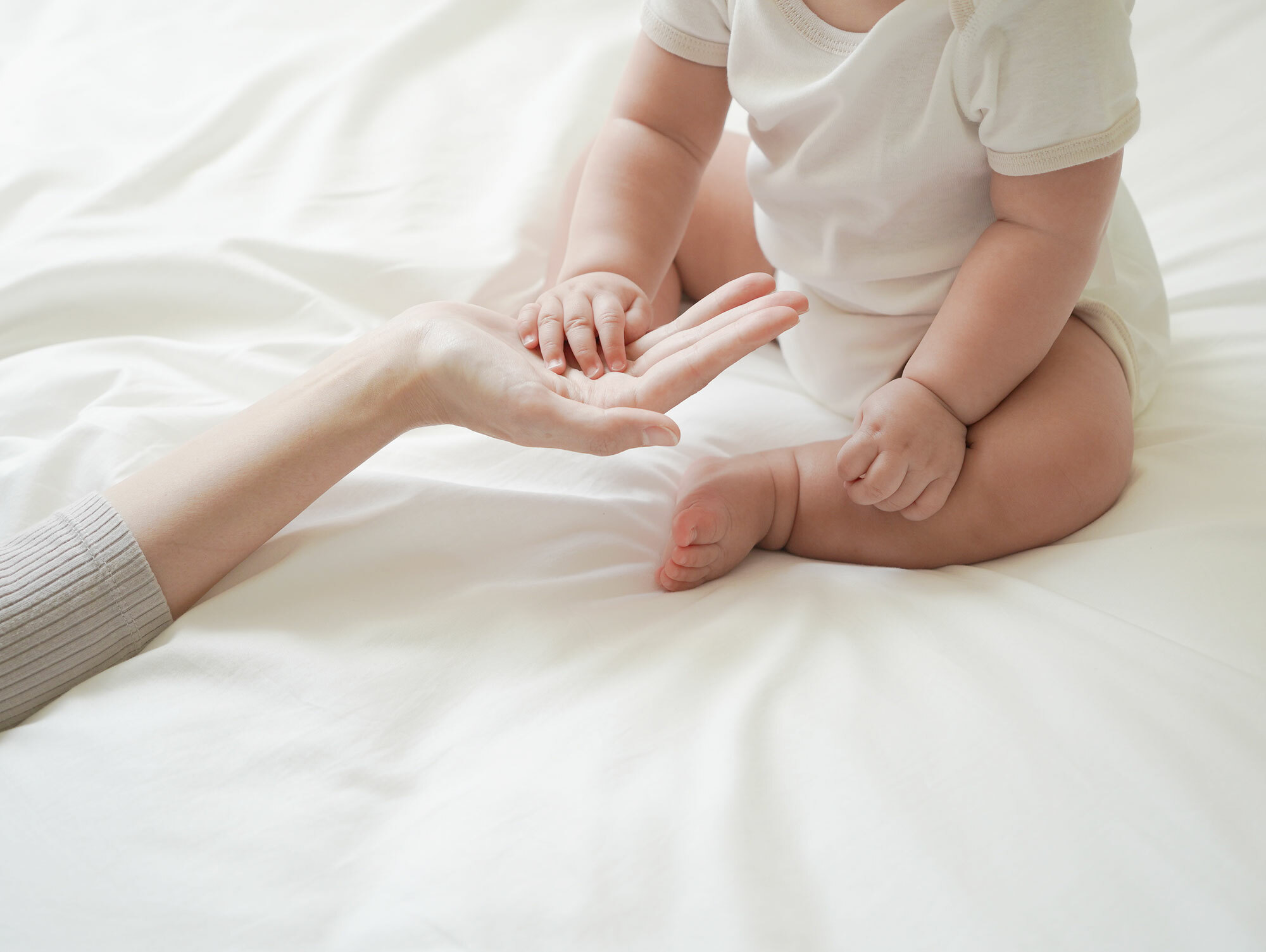 這是一張寶寶坐著的照片