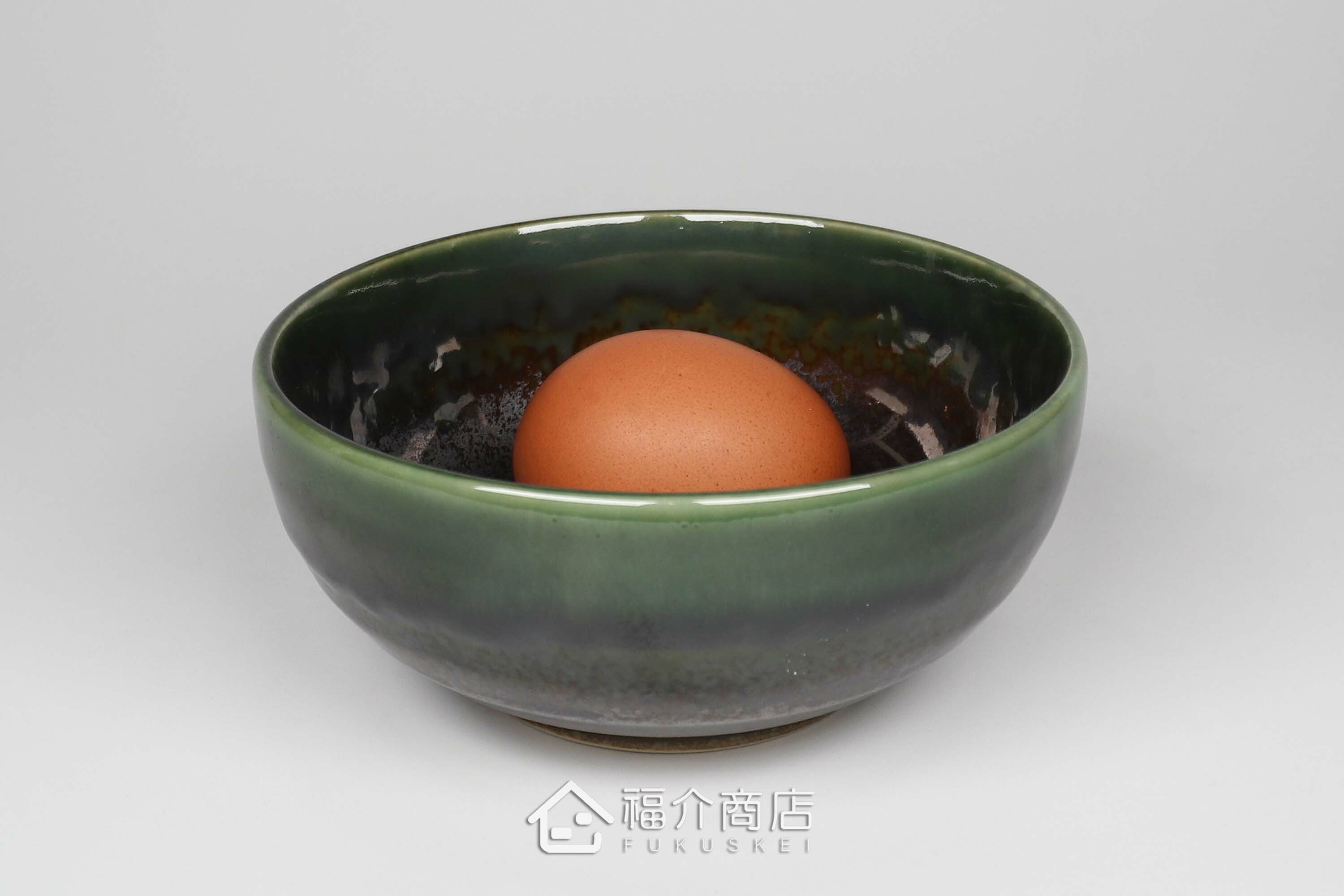 盛裝食物的綠色陶碗小缽